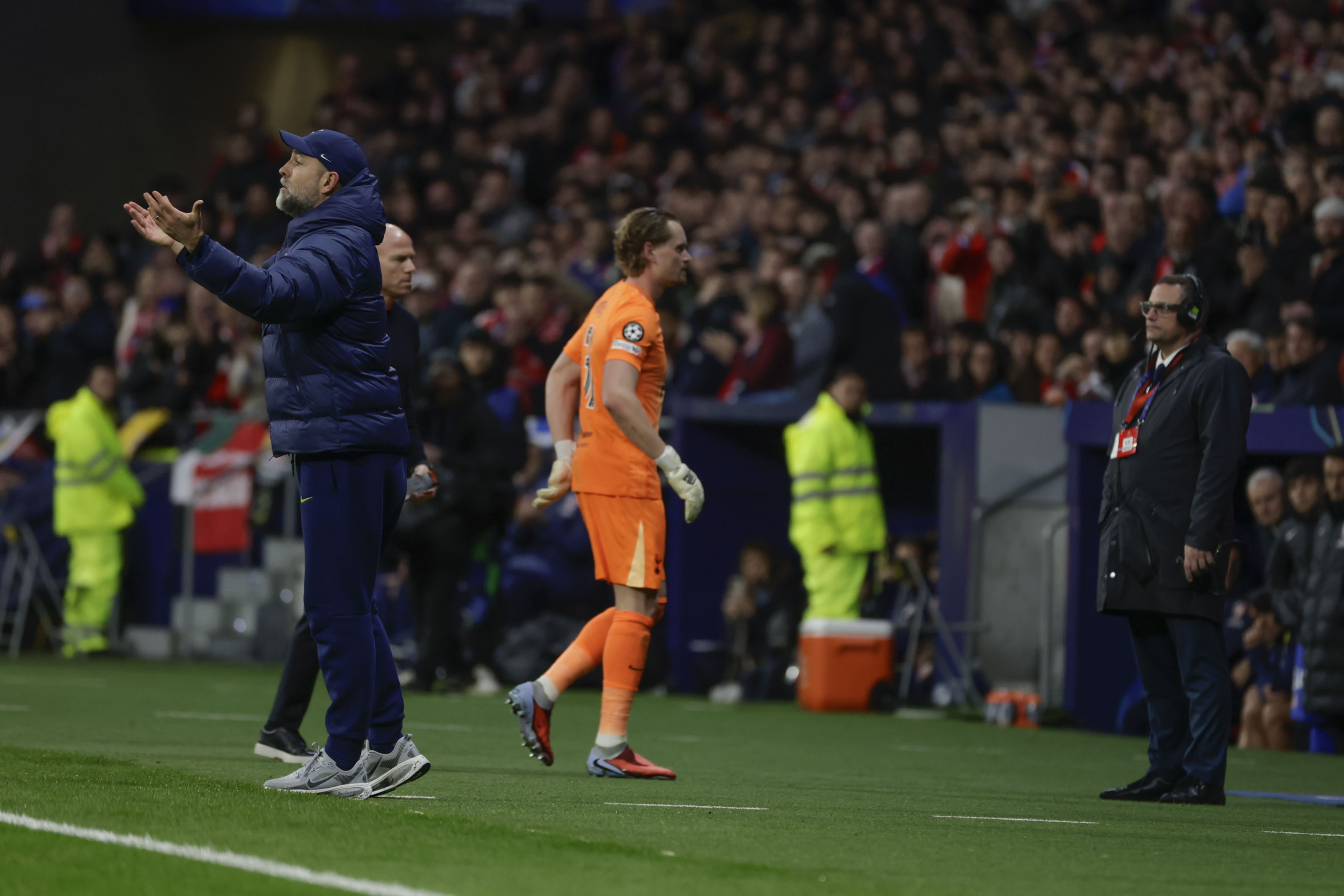 MADRID, 10/03/2026.- El portero del Tottenham Antonín Kinský se cambia durante el encuentro correspondiente a la ida de los octavos de final de la Liga de Campeones que disputan este martes Atlético de Madrid y Tottenham, en el estadio Metropolitano, en Madrid. EFE/Juanjo Martín