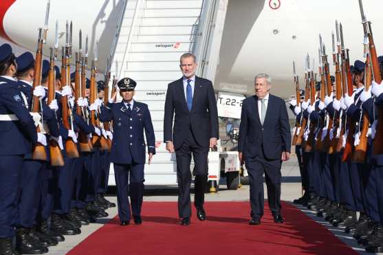 SANTIAGO DE CHILE (CHILE), 10/03/2026.- El rey Felipe VI de España aterrizó este martes en el principal aeropuerto de Santiago para asistir mañana a la toma de posesión del nuevo presidente de Chile, el ultraderechista José Antonio Kast. El monarca fue recibido en el aeropuerto por el canciller chileno, Alberto van Klaveren (d). EFE/Casa Real/José Jiménez -SÓLO USO EDITORIAL/SOLO USO PERMITIDO PARA ILUSTRAR LA NOTICIA QUE APARECE EN EL PIE DE FOTO (CRÉDITO OBLIGATORIO)-