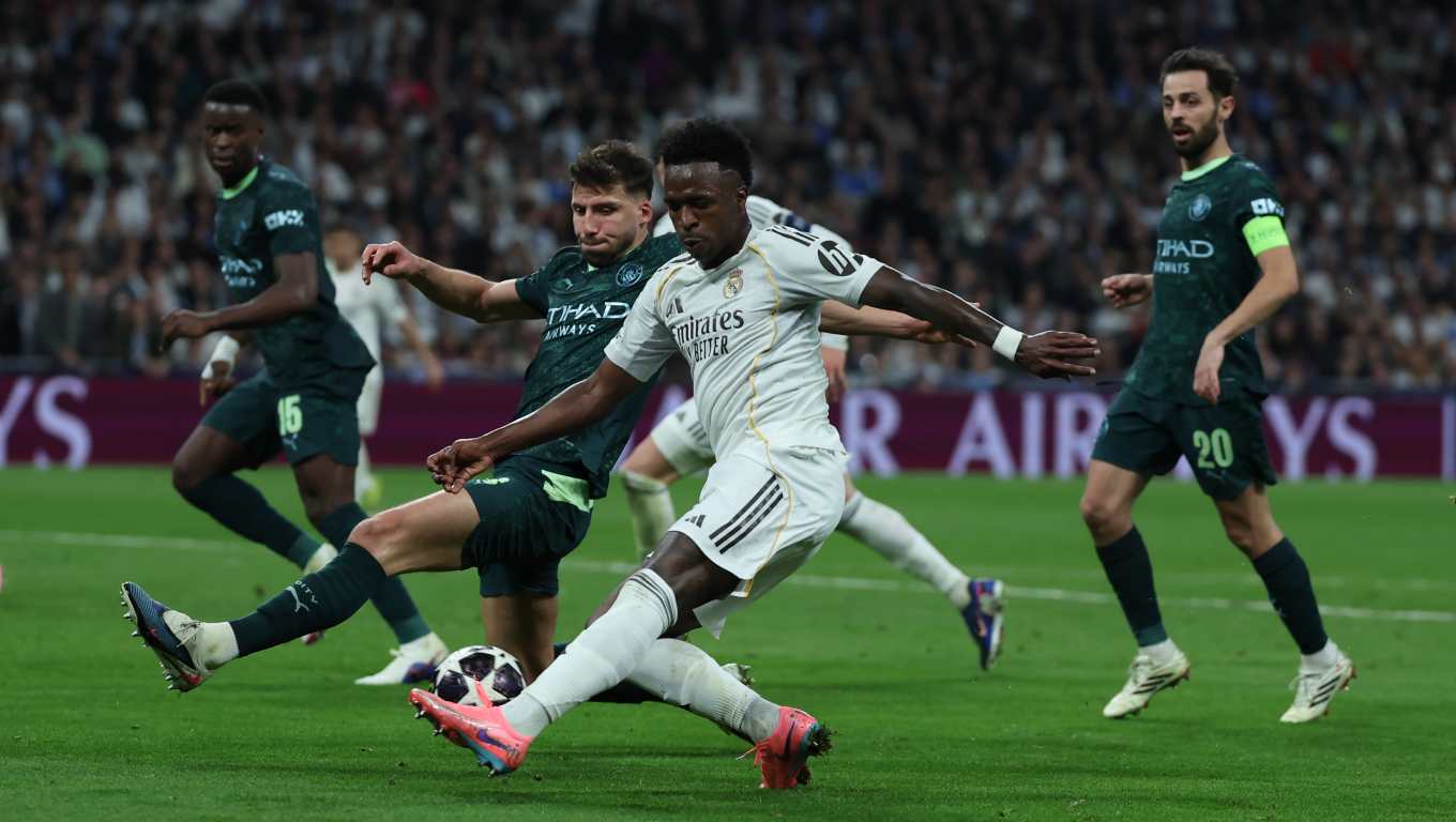 MADRID, 11/03/2026.- El delantero brasileño del Real Madrid, Vinicius Junior (d), golpea el balón ante el defensa portugués del Manchester City, Rubén Dias, durante el encuentro correspondiente a la ida de los octavos de final de la Liga de Campeones que Real Madrid y Manchester City disputan este miércoles en el estadio Santiago Bernabéu, en Madrid. EFE/Kiko Huesca.