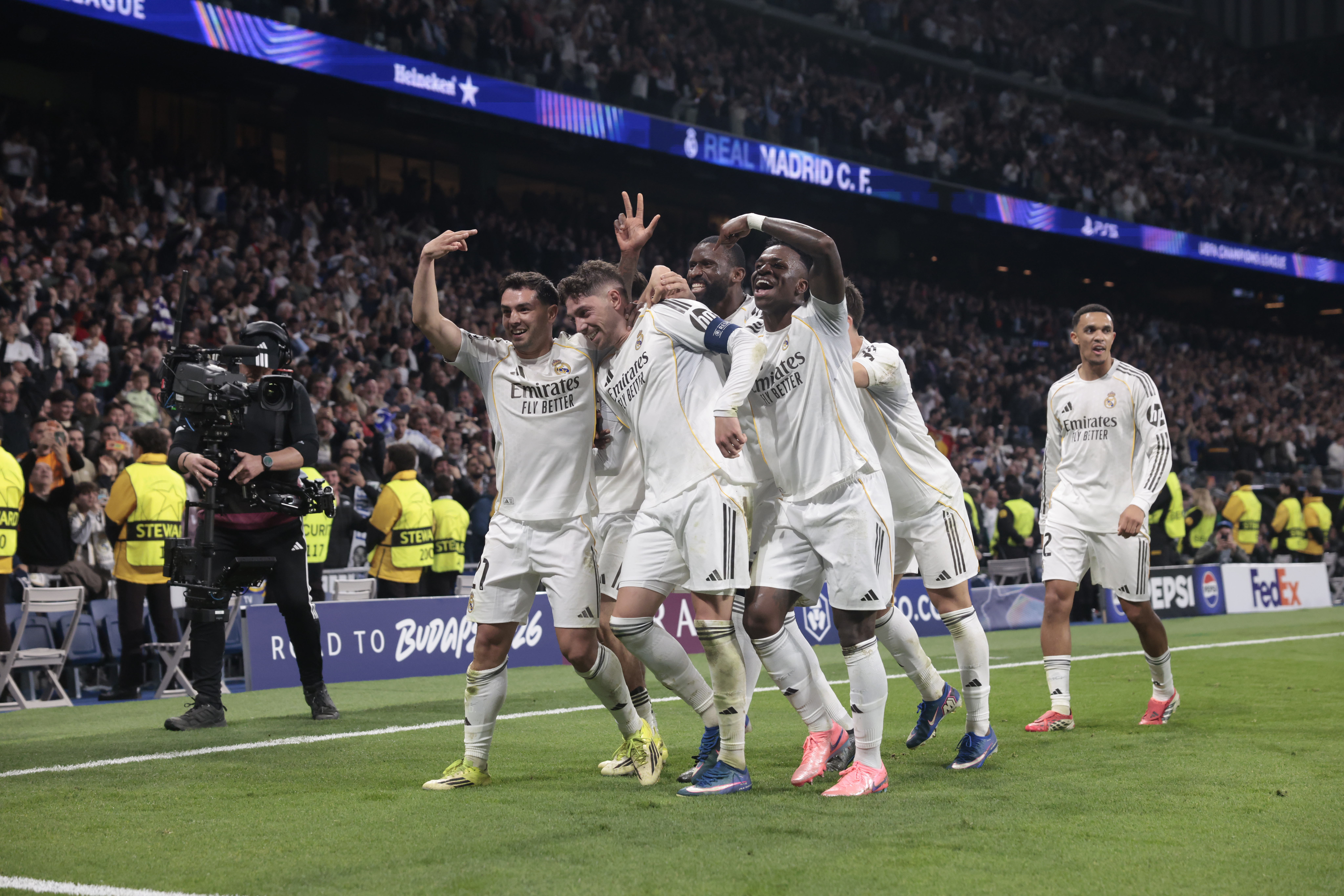 MADRID, 11/03/2026.- El centrocampista uruguayo del Real Madrid Fede Valverde (2i) celebra su tercer gol durante el encuentro correspondiente a la ida de los octavos de final de la Liga de Campeones que Real Madrid y Manchester City disputan este miércoles en el estadio Santiago Bernabéu, en Madrid. EFE/ Juanjo Martín