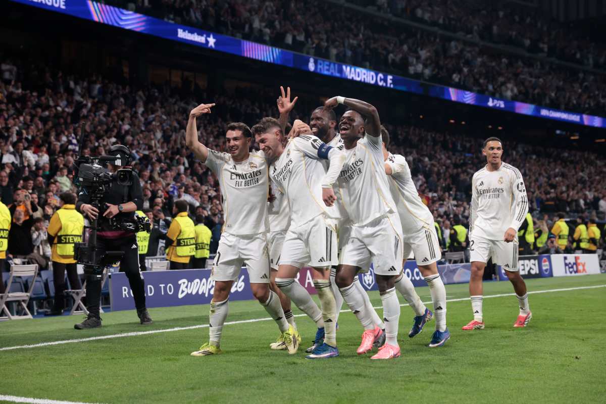 MADRID, 11/03/2026.- El centrocampista uruguayo del Real Madrid Fede Valverde (2i) celebra su tercer gol durante el encuentro correspondiente a la ida de los octavos de final de la Liga de Campeones que Real Madrid y Manchester City disputan este miércoles en el estadio Santiago Bernabéu, en Madrid. EFE/ Juanjo Martín