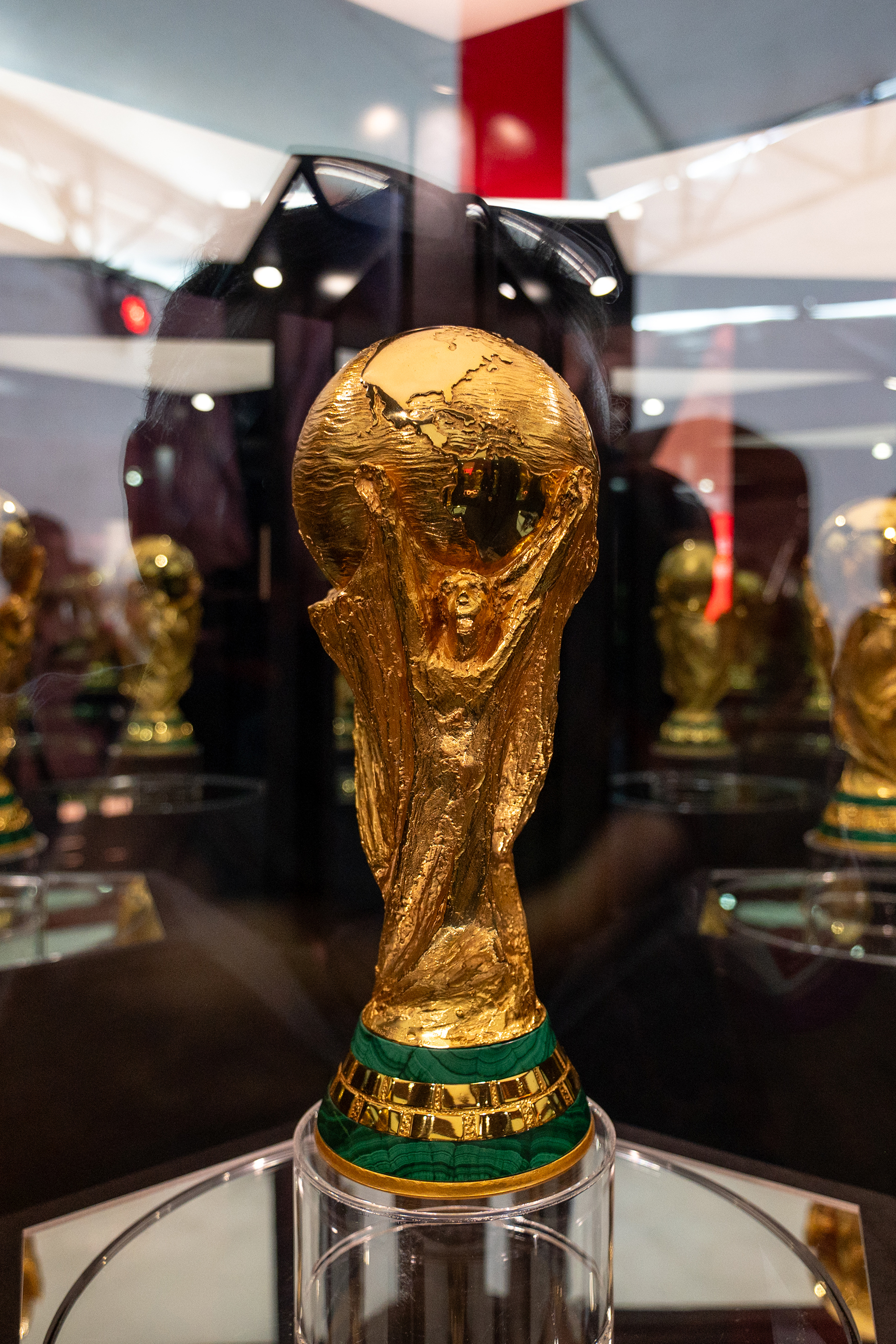  Fotografía que muestra el trofeo de la Copa Mundial de la FIFA este sábado, en el estadio BBVA en Monterrey (México).  Se anuncia el primer sencillo musical de este torneo.  (Foto Prensa Libre: EFE/Miguel Sierra)