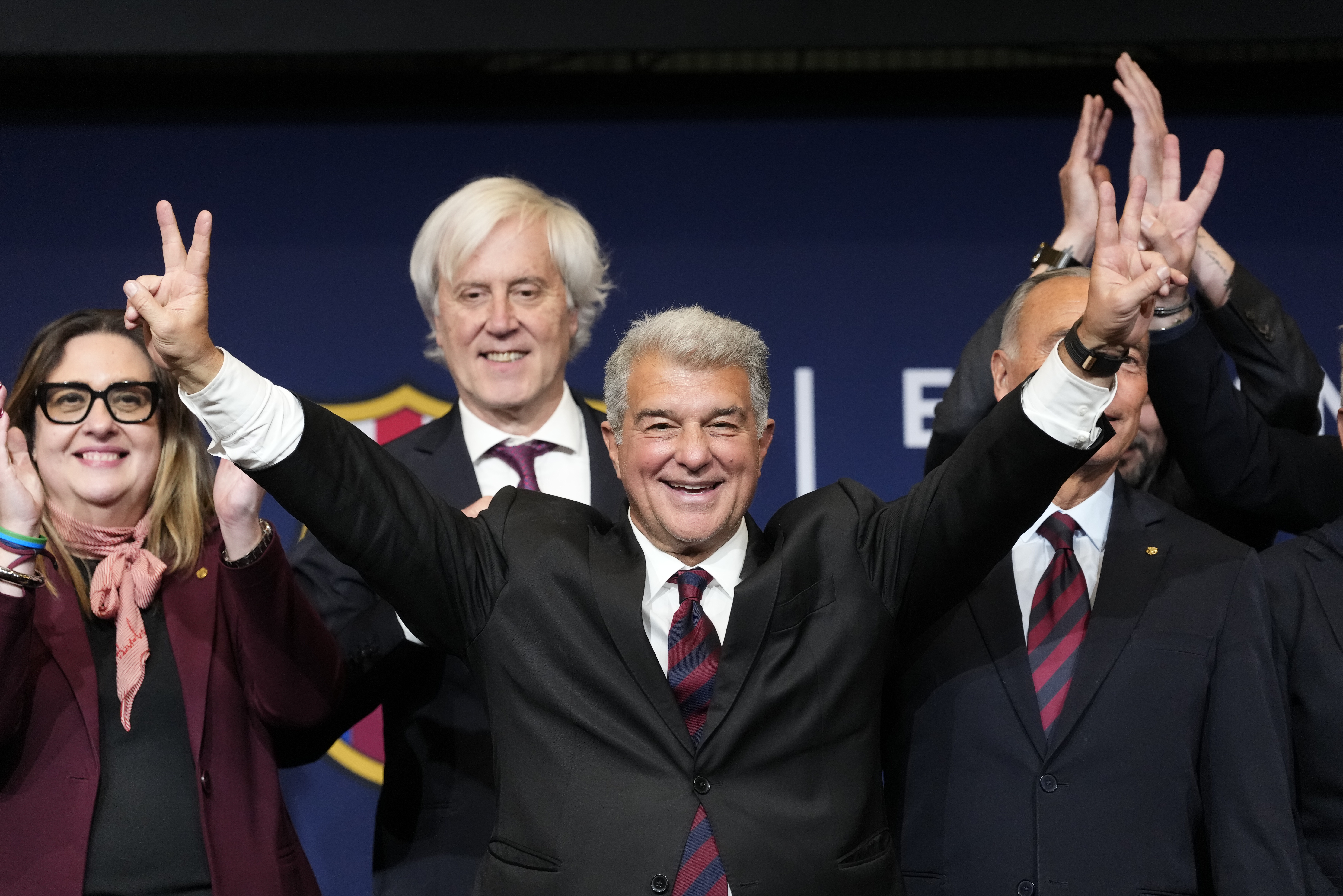 BARCELONA, 16/03/2026.- El presidente reelegido del FC Barcelona, Joan Laporta, acompañado por miembros de su directiva celebra su victoria en la elecciones que el club blaugrana ha celebrado este Domingo. EFE / Enric Fontcuberta.
