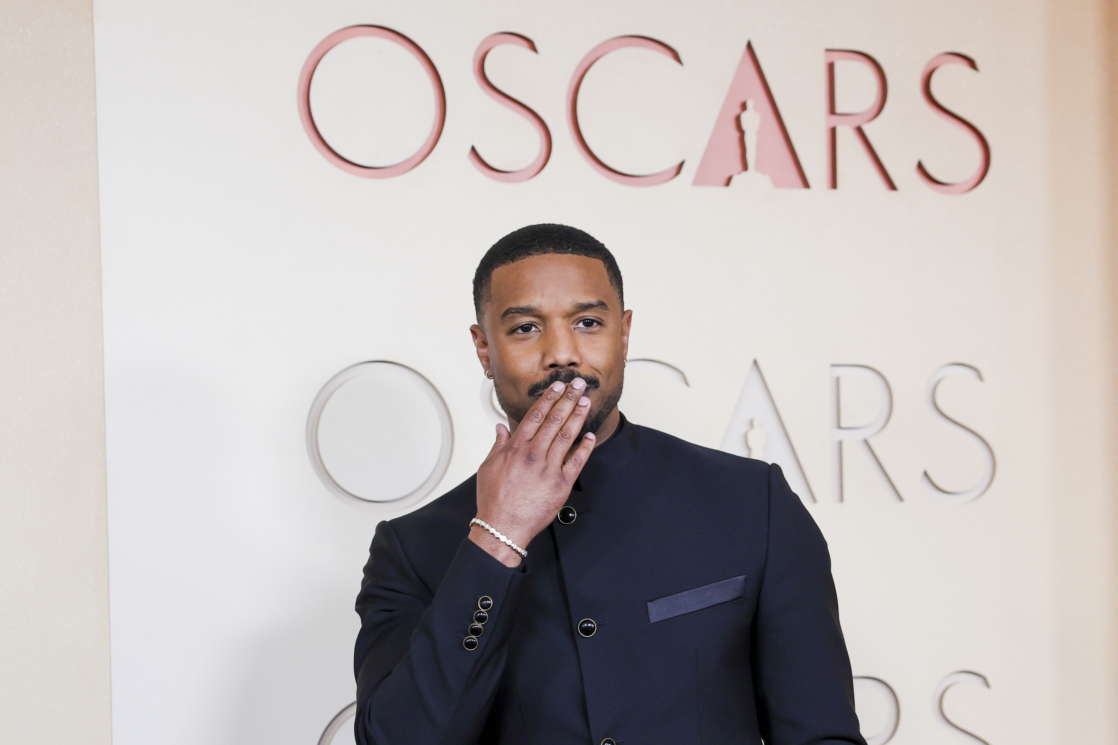 LOS ANGELES (United States), 16/03/2026.- US actor Michael B. Jordan arrives on the red carpet ahead of the 98th annual Academy Awards ceremony at the Dolby Theatre in the Hollywood neighborhood of Los Angeles, California, USA, 15 March 2026. The Oscars are presented for outstanding individual or collective efforts in filmmaking in 24 categories. (Jordania) EFE/EPA/RYAN SUN