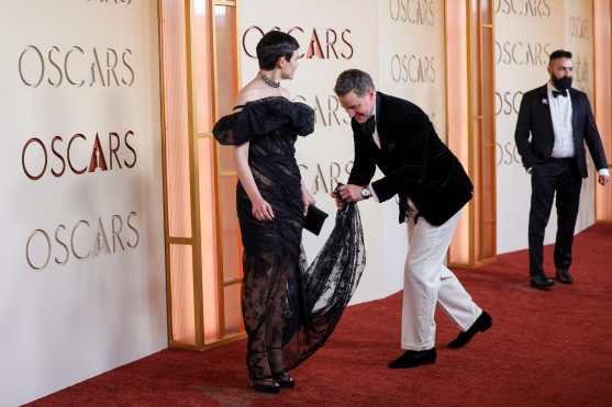 LOS ANGELES (United States), 15/03/2026.- American actors Ginnifer Goodwin and Josh Dallas react on the red carpet prior to the 98th annual Academy Awards ceremony at the Dolby Theatre in Los Angeles, California, USA, 15 March 2026. The Oscars are presented for outstanding individual or collective efforts in filmmaking in 24 categories. EFE/EPA/RYAN SUN