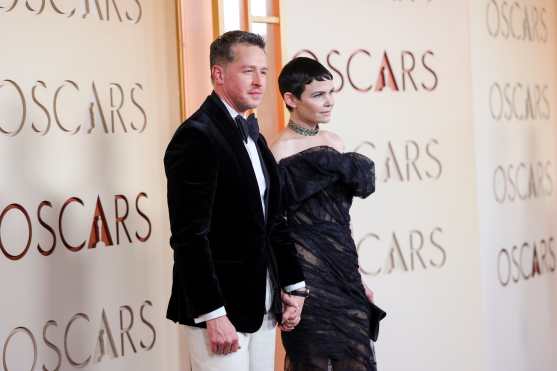 LOS ANGELES (United States), 15/03/2026.- American actors Ginnifer Goodwin and Josh Dallas react on the red carpet prior to the 98th annual Academy Awards ceremony at the Dolby Theatre in Los Angeles, California, USA, 15 March 2026. The Oscars are presented for outstanding individual or collective efforts in filmmaking in 24 categories. EFE/EPA/RYAN SUN
