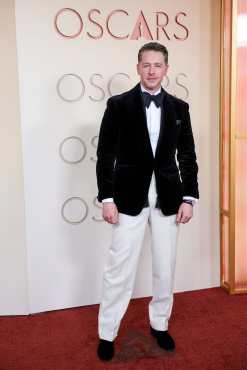 LOS ANGELES (United States), 15/03/2026.- American actor Josh Dallas poses for photos on the red carpet prior to the 98th annual Academy Awards ceremony at the Dolby Theatre in Los Angeles, California, USA, 15 March 2026. The Oscars are presented for outstanding individual or collective efforts in filmmaking in 24 categories. EFE/EPA/RYAN SUN