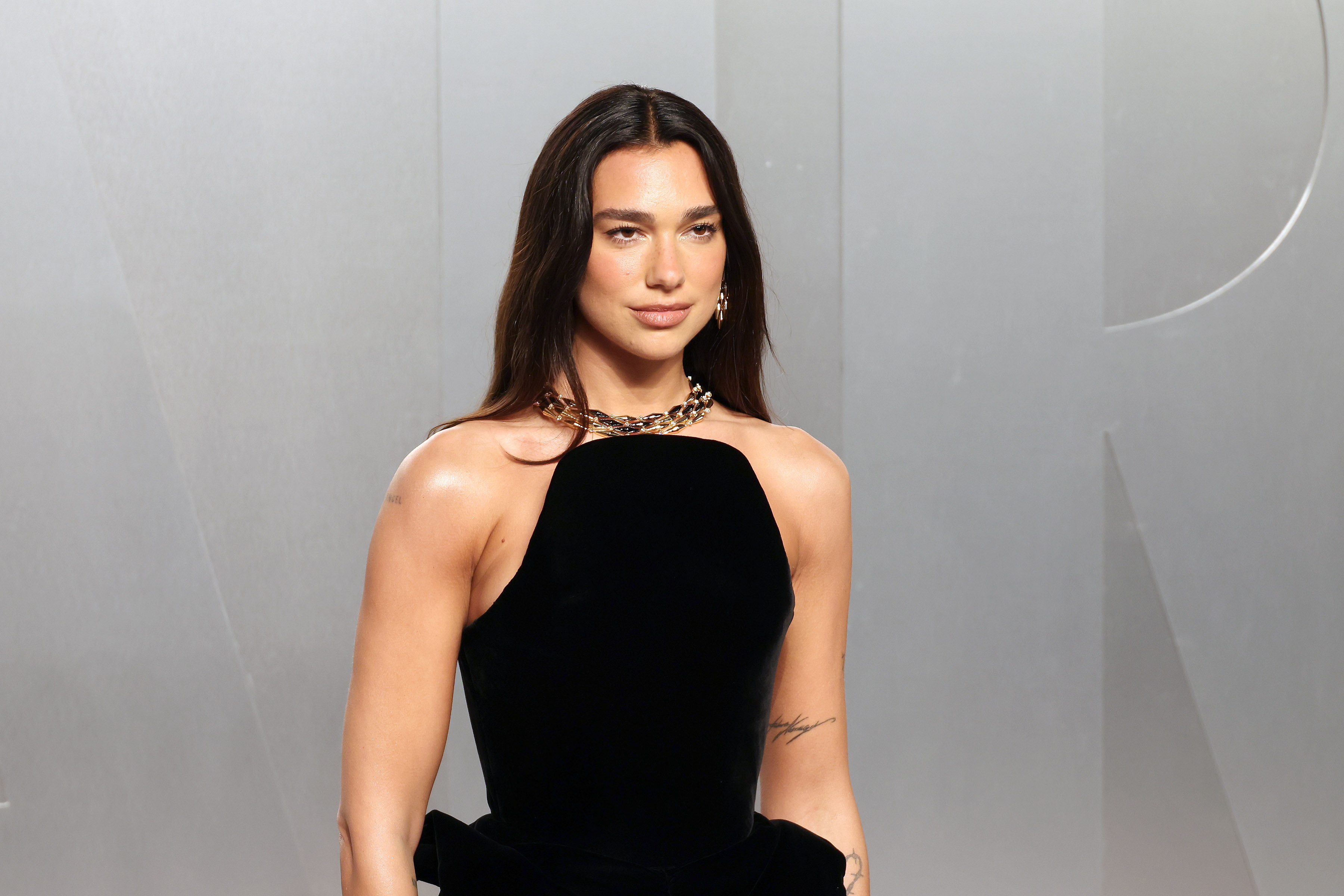 Los Angeles (United States), 16/03/2026.- Dua Lipa arrives at the 2026 Vanity Fair Oscar Party following the 98th annual Academy Awards ceremony at Los Angeles County Museum of Art (LACMA) in Los Angeles, California, USA, late 15 March 2026 (issued 16 March 2026). EFE/EPA/NINA PROMMER