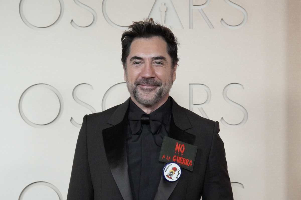 AME4216. LOS ÁNGELES (ESTADOS UNIDOS), 15/03/2026.- El español Javier Bardem posa en la alfombra roja durante la 98º edición de los premios Óscar este domingo, en el Teatro Dolby de Los Ángeles (Estados Unidos). Bardem dijo que hay que hablar de las cosas que importan y se despacho contra el actual conflicto en Oriente Medio, al que calificó de una guerra ilegal. EFE/ Ómar Alonso