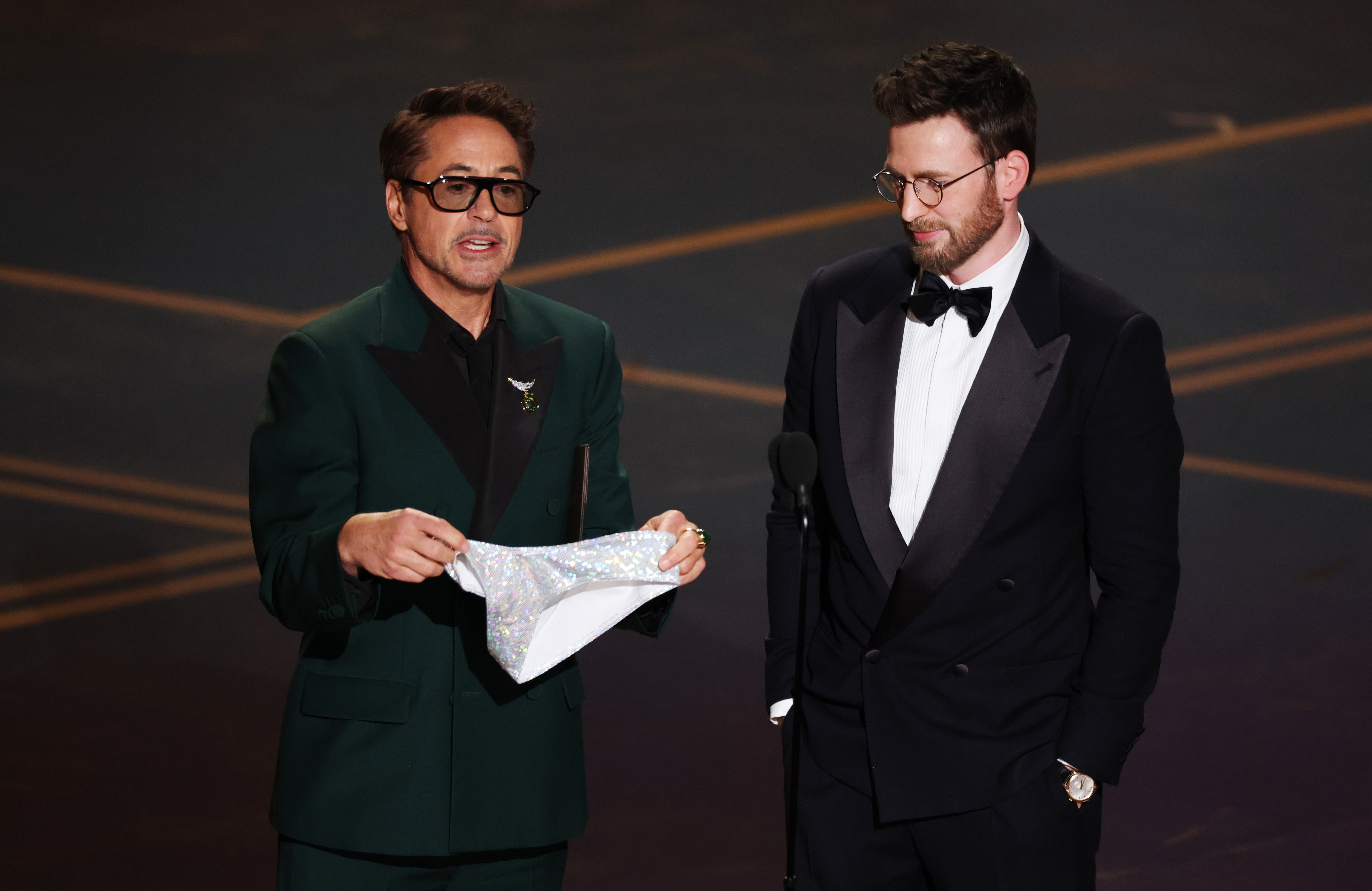 LOS ANGELES (United States), 16/03/2026.- Robert Downey Jr. (L) and Chris Evans present the Oscars for Screenwriting on stageduring the 98th annual Academy Awards ceremony at the Dolby Theatre in Los Angeles, California, USA, 15 March 2026. EFE/EPA/CHRIS TORRES
