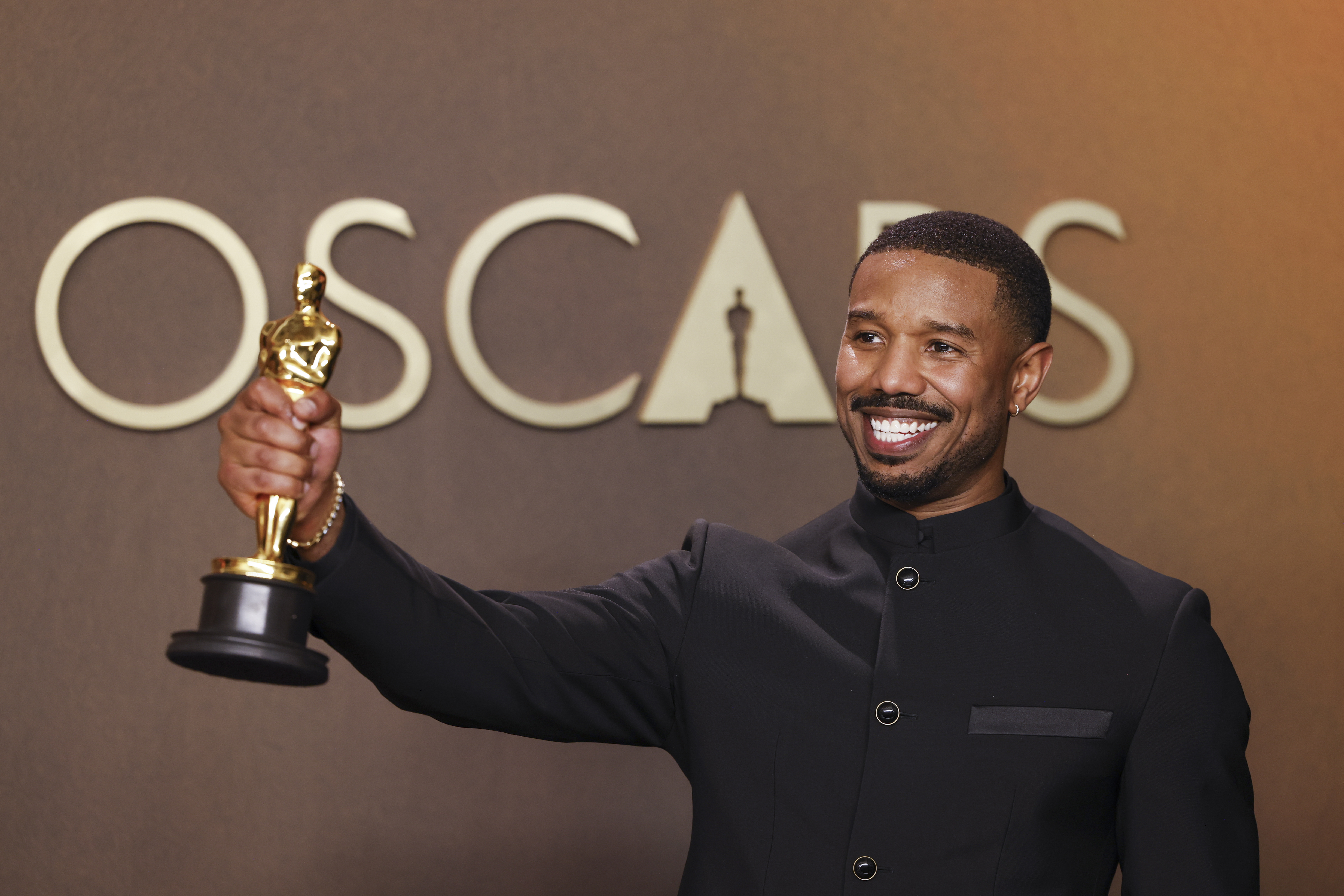 Óscar 2026: Michael B. Jordan celebra su premio a Mejor Actor por Sinners en In-N-Out de Los Ángeles
