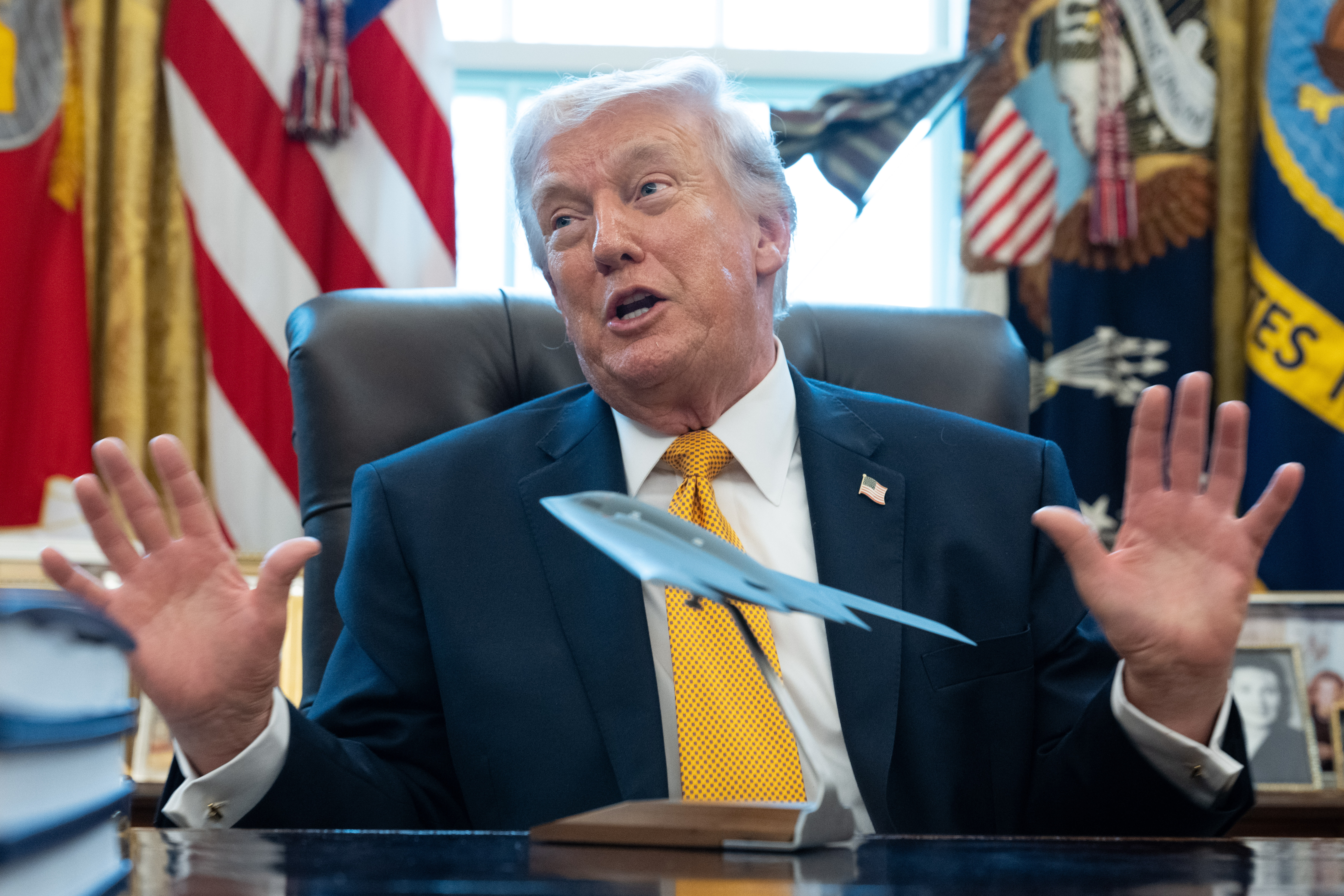 WASHINGTON (United States), 16/03/2026.- US President Donald Trump gives remarks with a model stealth bomber on the Resolute Desk during an Executive Order signing event in the Oval Office of the White House in Washington, DC, USA, 16 March 2026. The order will formally launch a task force, led by Vice President JD Vance, to investigate fraud nationwide. EFE/EPA/AARON SCHWARTZ / POOL