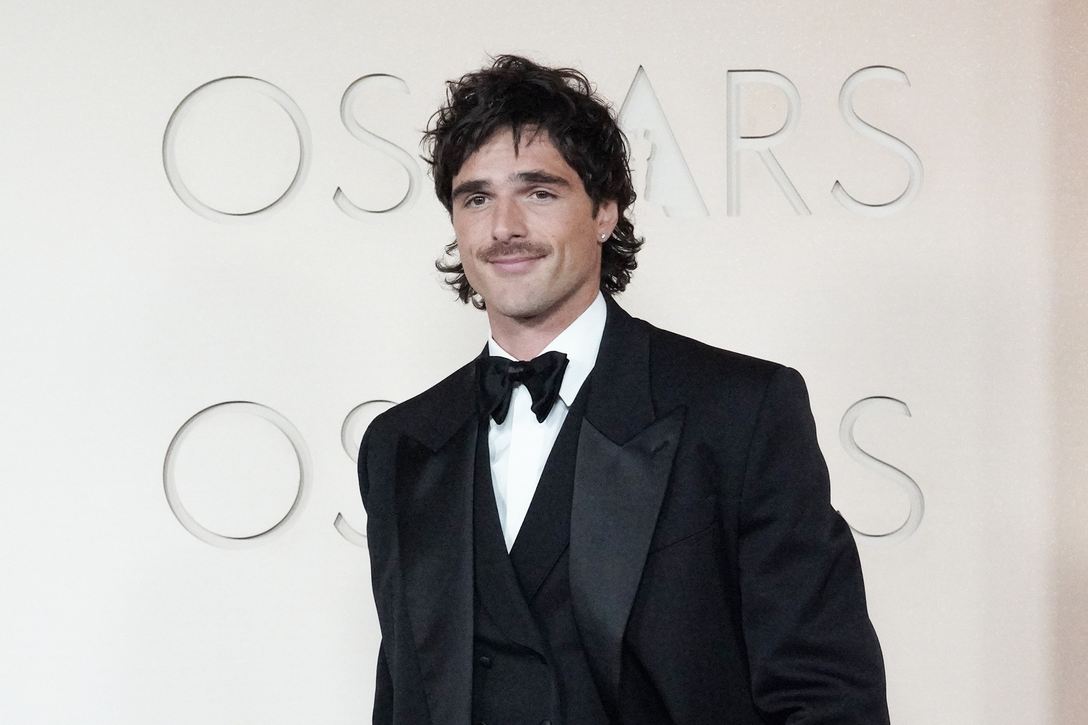AME4216. LOS ÁNGELES (ESTADOS UNIDOS), 15/03/2026.- El actor Jacob Elordi posa en la alfombra roja durante la 98º edición de los premios Óscar este domingo, en el Teatro Dolby de Los Ángeles (Estados Unidos). EFE/ Ómar Alonso