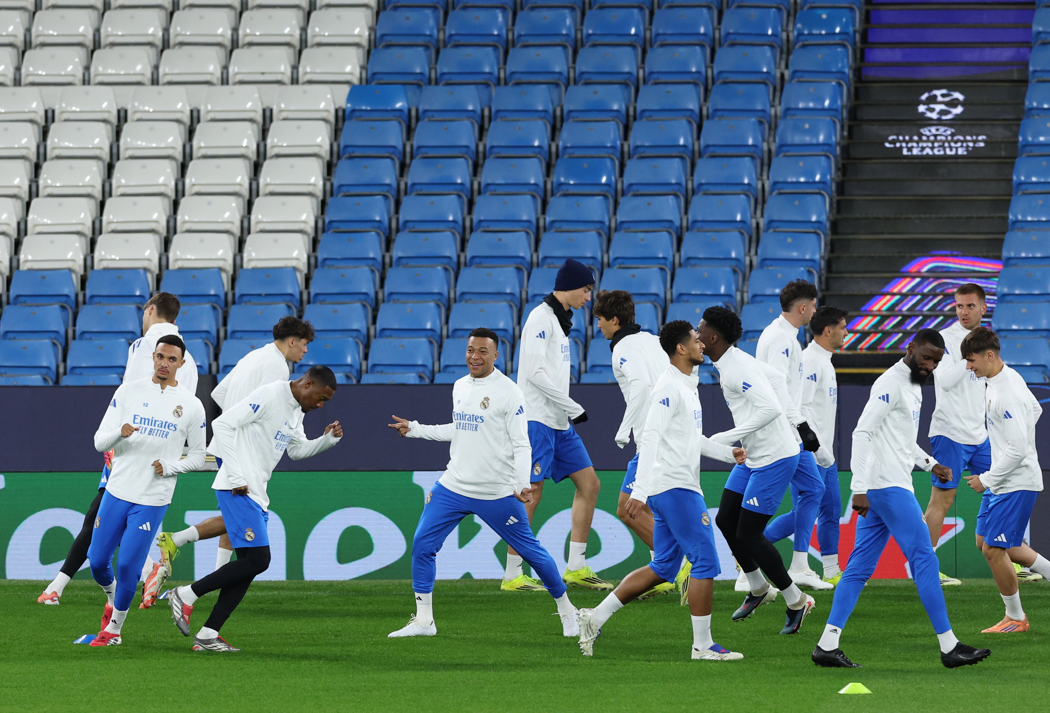 MANCHESTER (United Kingdom), 16/03/2026.- Kylian Mbappe of Real Madrid (C) and teammates attend a training session in Manchester, Britain, 16 March 2026. Real Madrid will face Manchester City in their UEFA Champions League Round of 16 2nd leg match on 17 March. (Liga de Campeones, Reino Unido) EFE/EPA/ADAM VAUGHAN