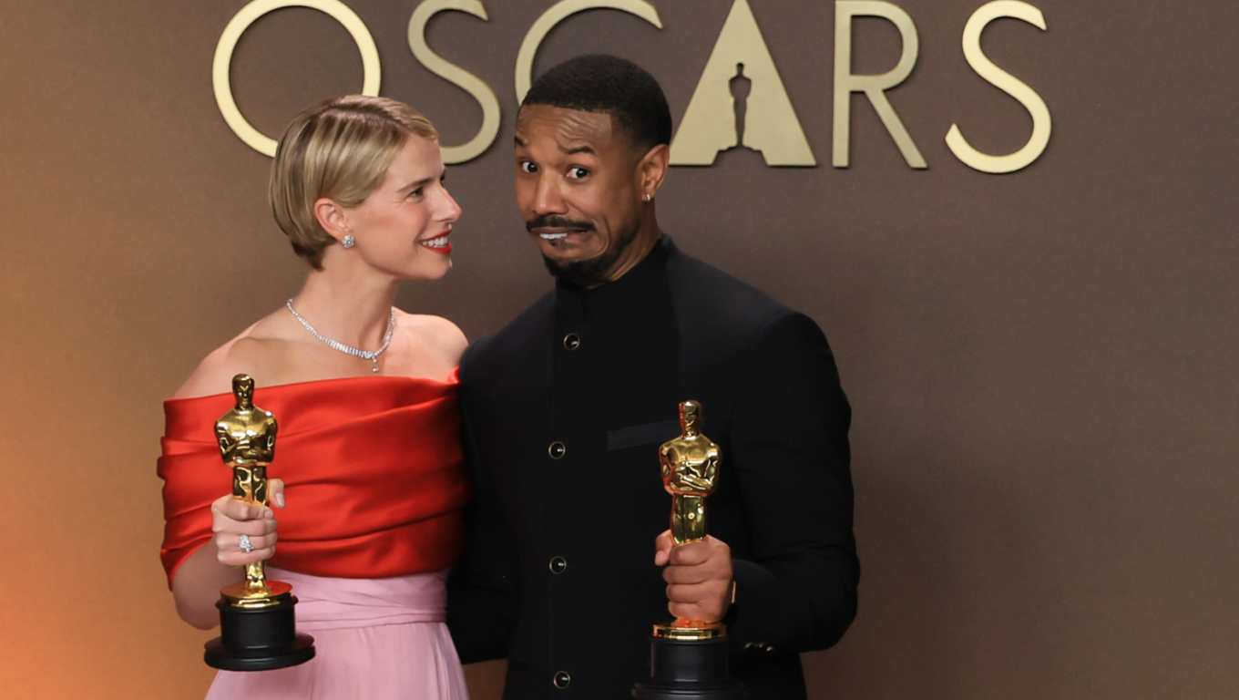 AME4423. LOS ÁNGELES (ESTADOS UNIDOS), 15/03/2026.- Jessie Buckley (i) y Michael B. Jordan posan con la estatuilla a mejor actriz por 'Hamnet' y mejor actor por 'Sinners' en la ceremonia 98º de los premios Óscar este domingo, en Los Ángeles (Estados Unidos). EFE/ Armando Arorizo