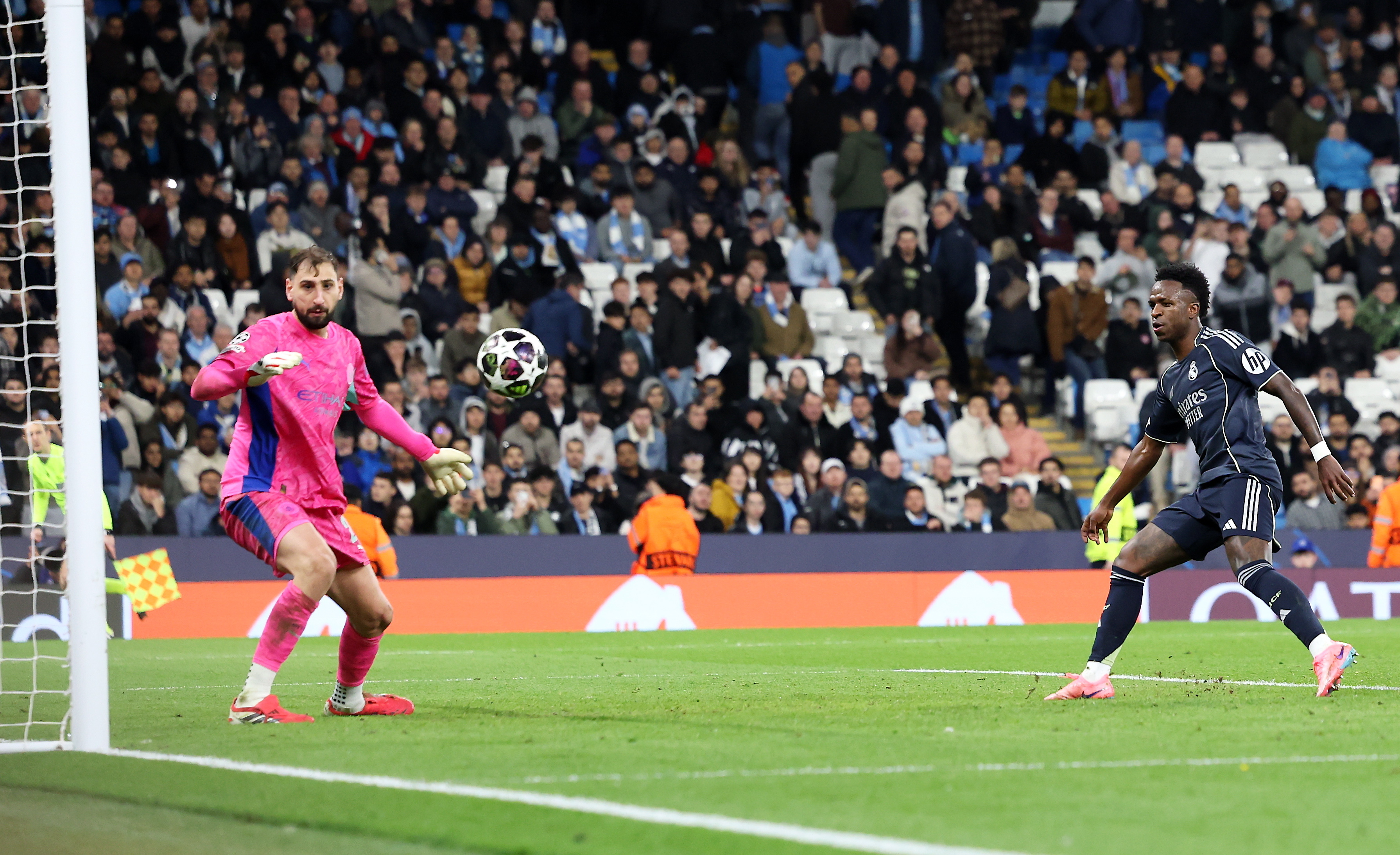 MANCHESTER (United Kingdom), 17/03/2026.- Vinicius Junior (R) of Real Madrid scores his second goal against Manchester City goalkeeper Gianluigi Donnarumma during the UEFA Champions League Round of 16 2nd leg match between Manchester City and Real Madrid in Manchester, Great Britain, 17 March 2026. (Liga de Campeones, Gran Bretaña, Reino Unido) EFE/EPA/ADAM VAUGHAN