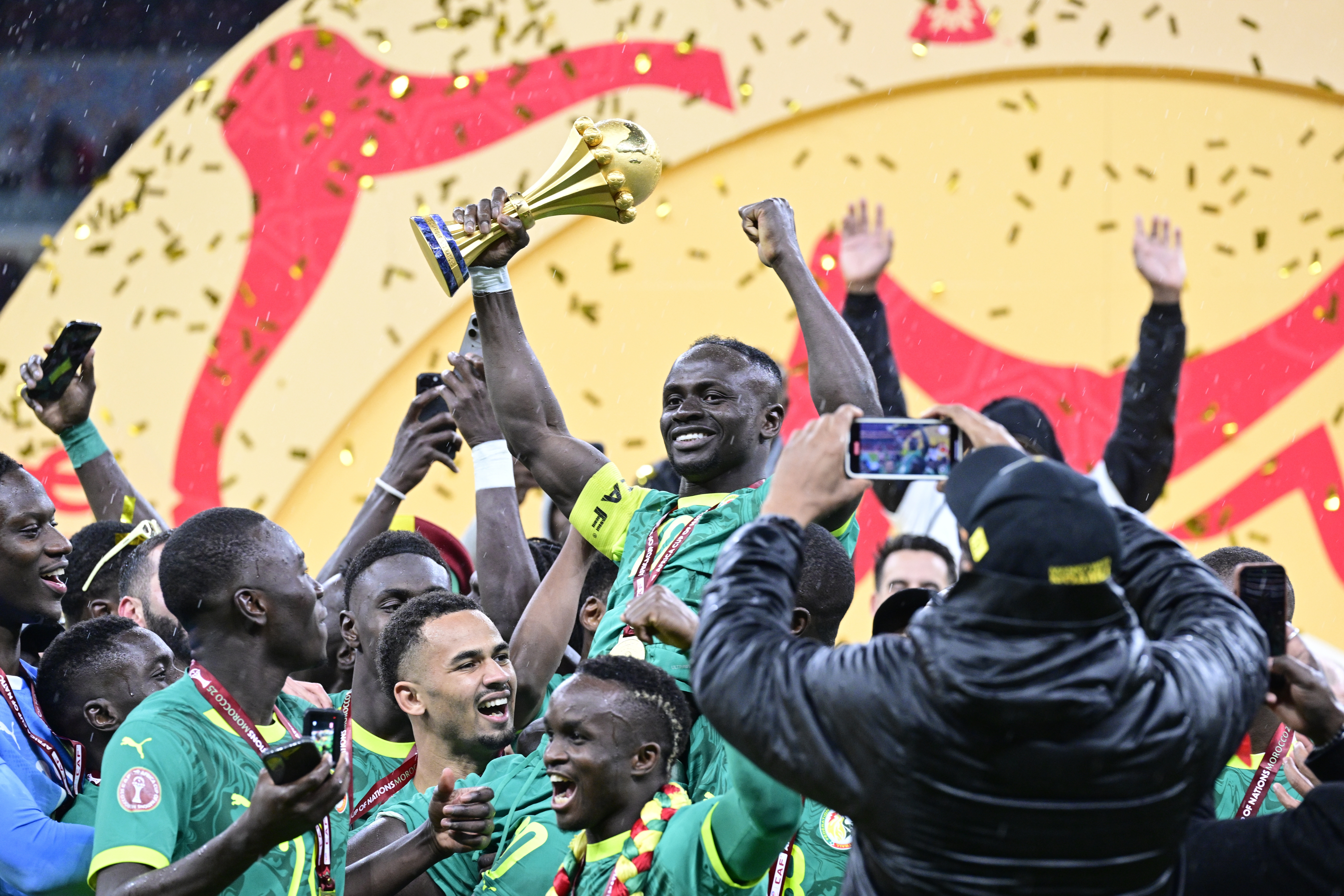 RABAT (Morocco), 17/03/2026.- (FILE) - Sadio Mane (C) and players of Senegal celebrate with the trophy after winning the CAF Africa Cup of Nations 2025 final match between Senegal and Morocco in Rabat, Morocco, 18 January 2026 (Reissued 17 March 2026). The Appeal Board of the Confederation of African Football (CAF) on 17 March 2026 declared Senegal to have forfeited the 2025 AFCON final held on 18 January 2026, citing Article 84 of the AFCON regulations, and officially awarding the title to Morocco. (Marruecos) EFE/EPA/JALAL MORCHIDI