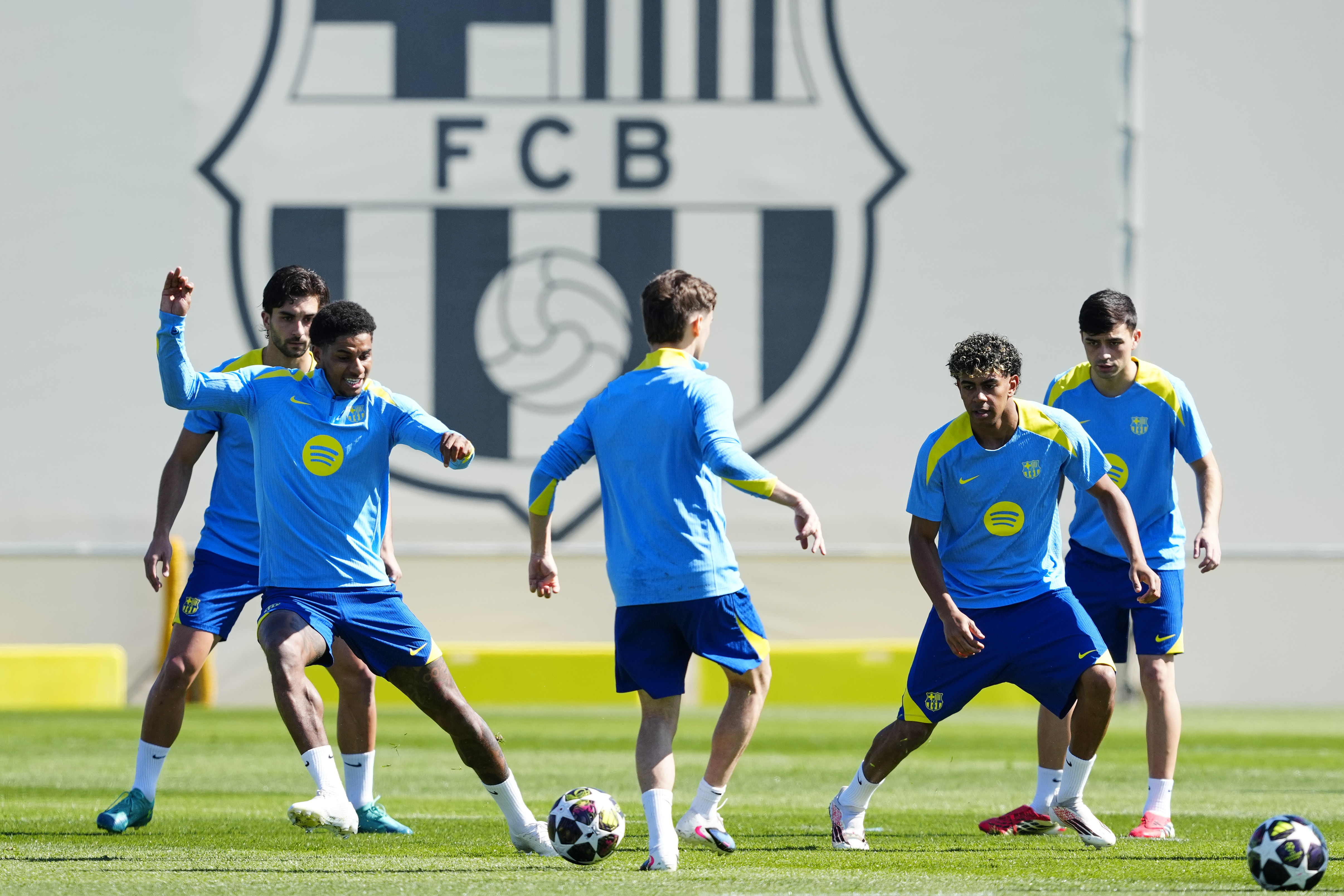 GRAFCAT9773. BARCELONA, 17/03/2026.- Los jugadores del FC Barcelona, Ferran Torres, Marcus Rashford (2i), Gavi (c), Lamine Yamal y Pedri (d), durante el entrenamiento que el equipo azulgrana ha realizado en la ciudad deportiva Joan Gamper para preparar el partido de vuelta de los octavos de final de la Liga de campeones que mañana disputarán ante el Newcastle. EFE/Alejandro García