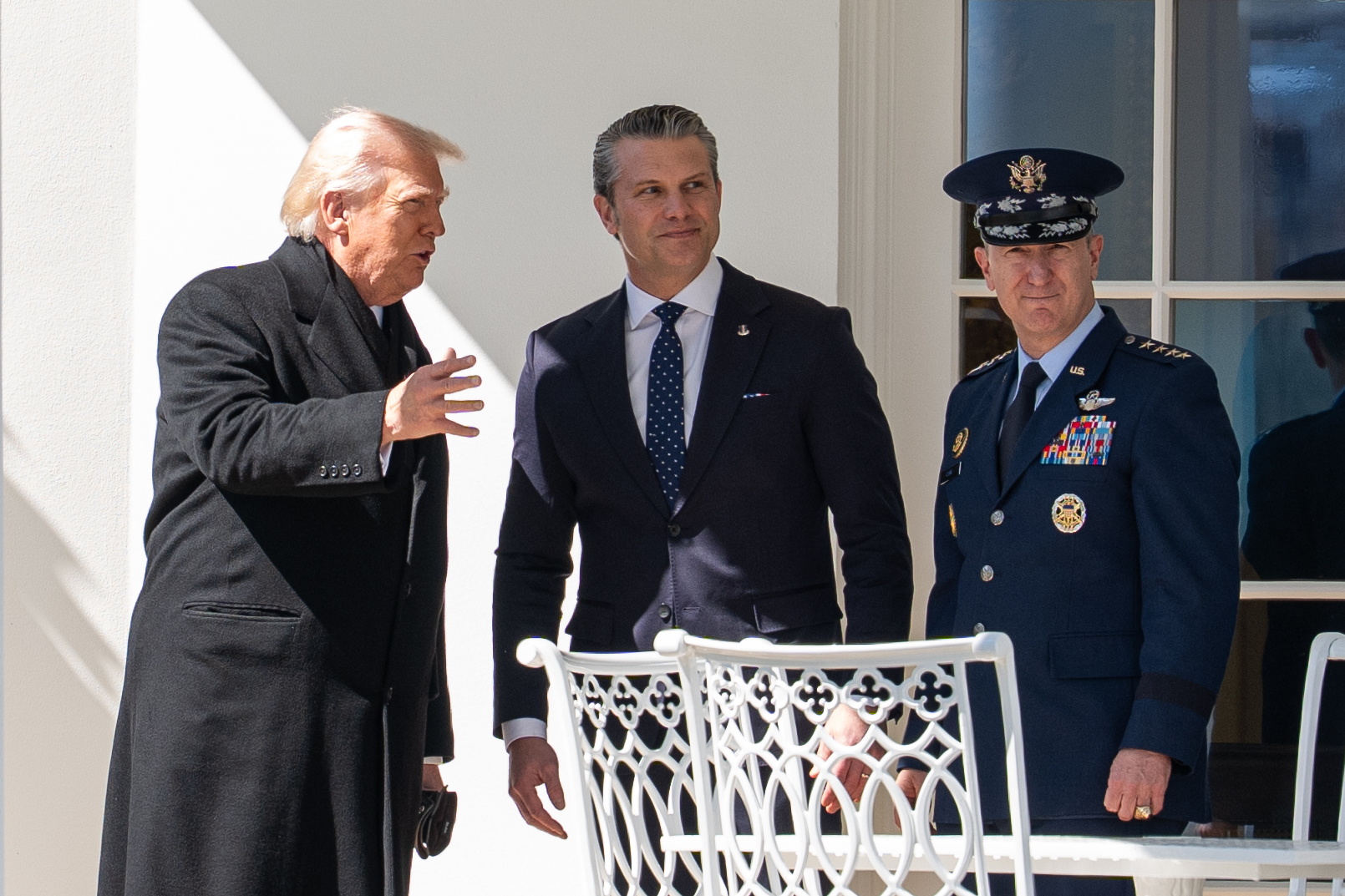 El presidente de Estados Unidos, Donald Trump, habla con el secretario de Defensa, Pete Hegseth. (Foto Prensa Libre: EFE/EPA/AARON SCHWARTZ / POOL).