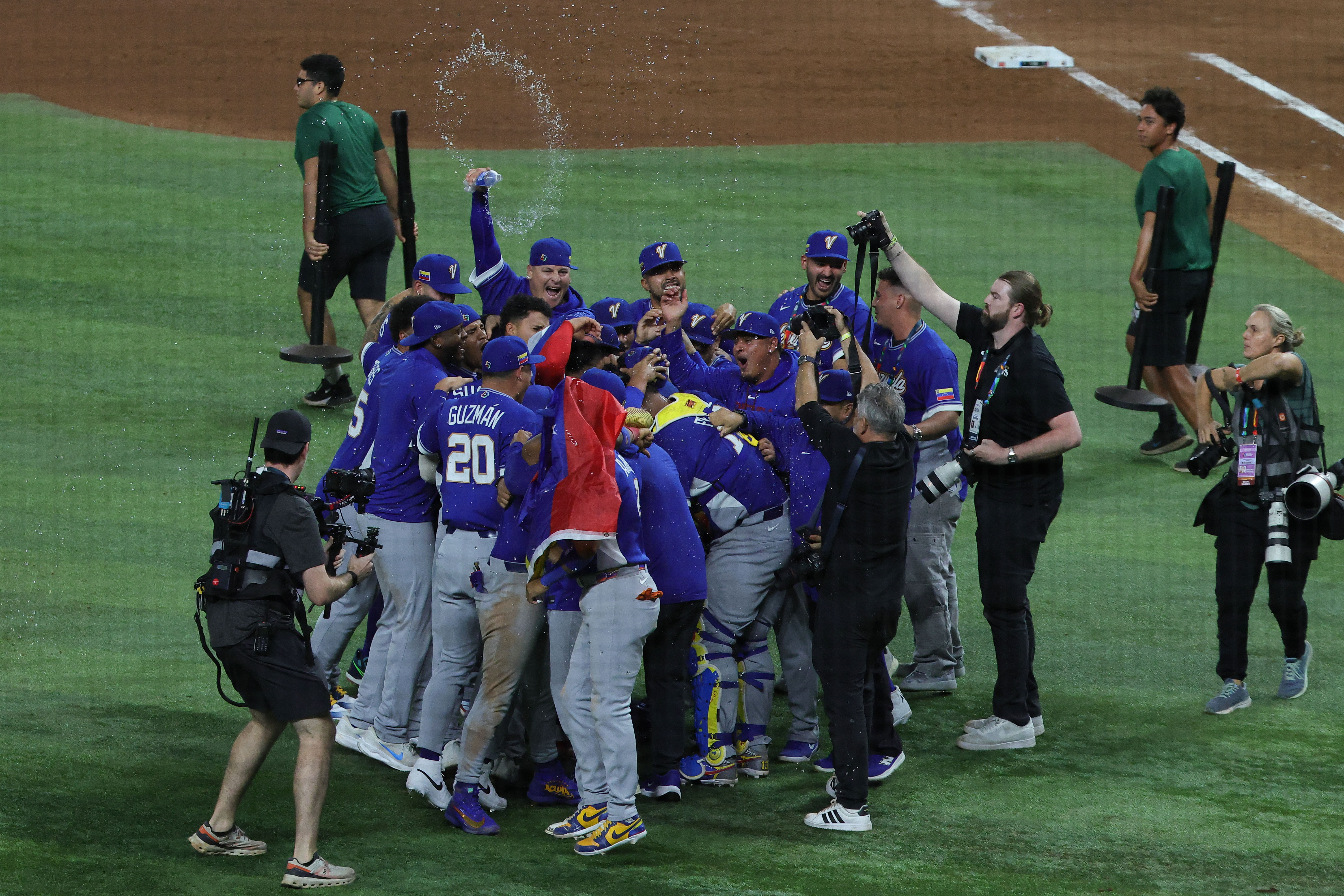 MIAMI (United States), 18/03/2026.- Team Venezuela celebrates after the final out to win the 2026 World Baseball Classic final between USA and Venezuela at LoanDepot Park baseball stadium in Miami, Florida, USA, 17 March 2026. EFE/EPA/CRISTOBAL HERRERA-ULASHKEVICH