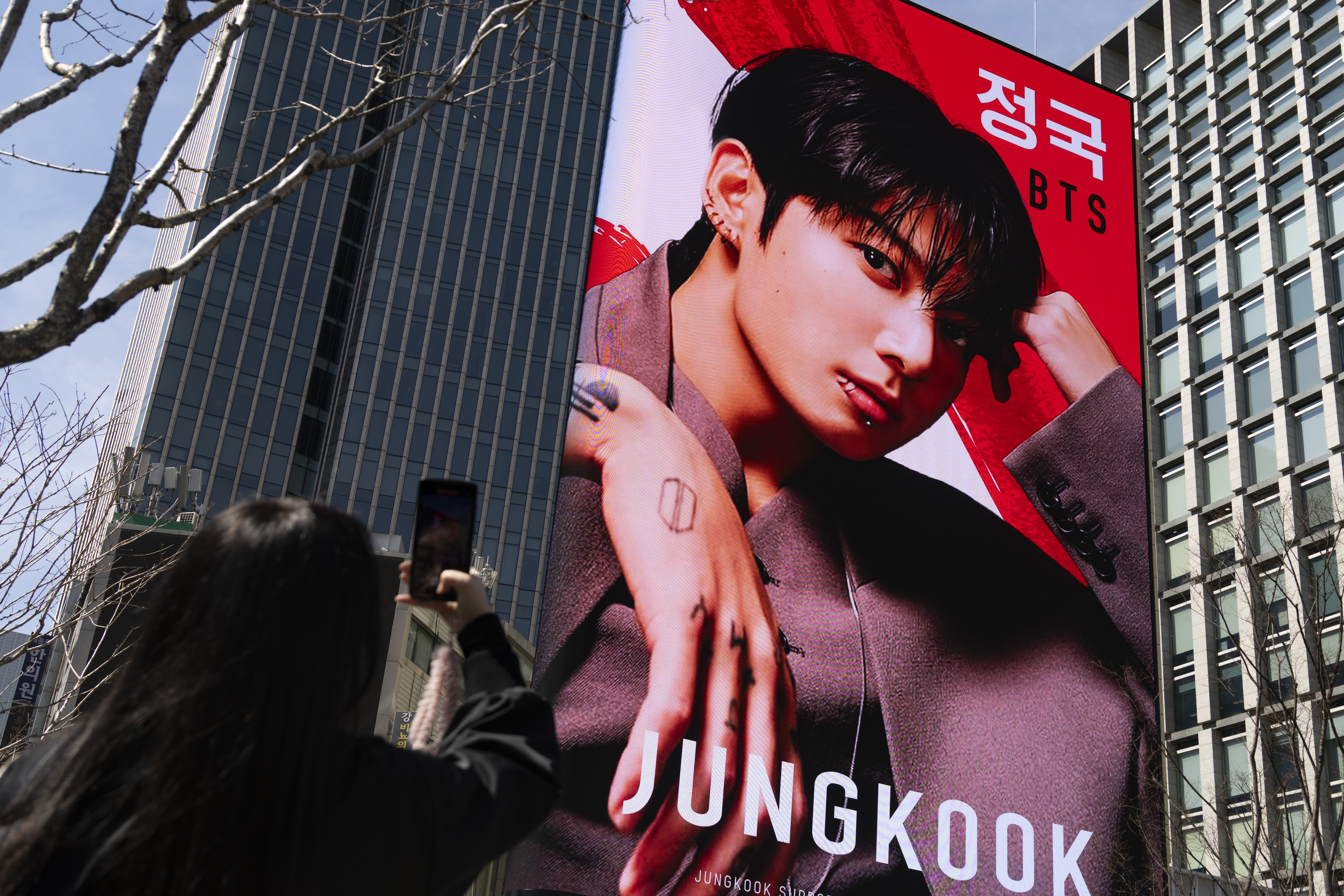 Un fan toma una foto cerca del escenario principal para un concierto gratuito del grupo de K-pop BTS en la Plaza Gwanghwamun en Seúl, Corea del Sur, el 19 de marzo de 2026. (Foto Prensa Libre: EFE)