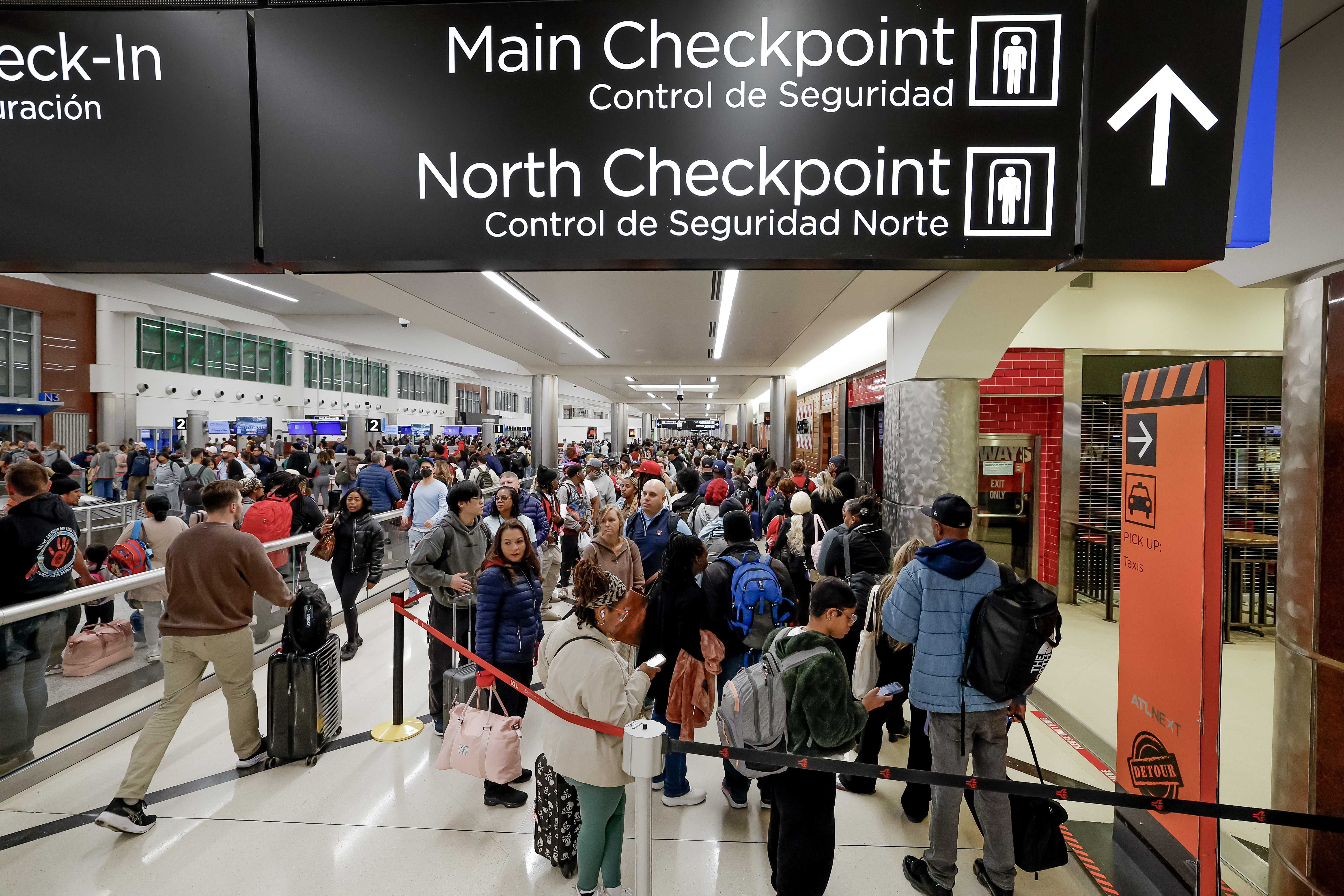 Pasajeros en fila en carril TSA PreCheck en aeropuerto internacional Hartsfield-Jackson de Atlanta, Georgia, EE. UU.,
