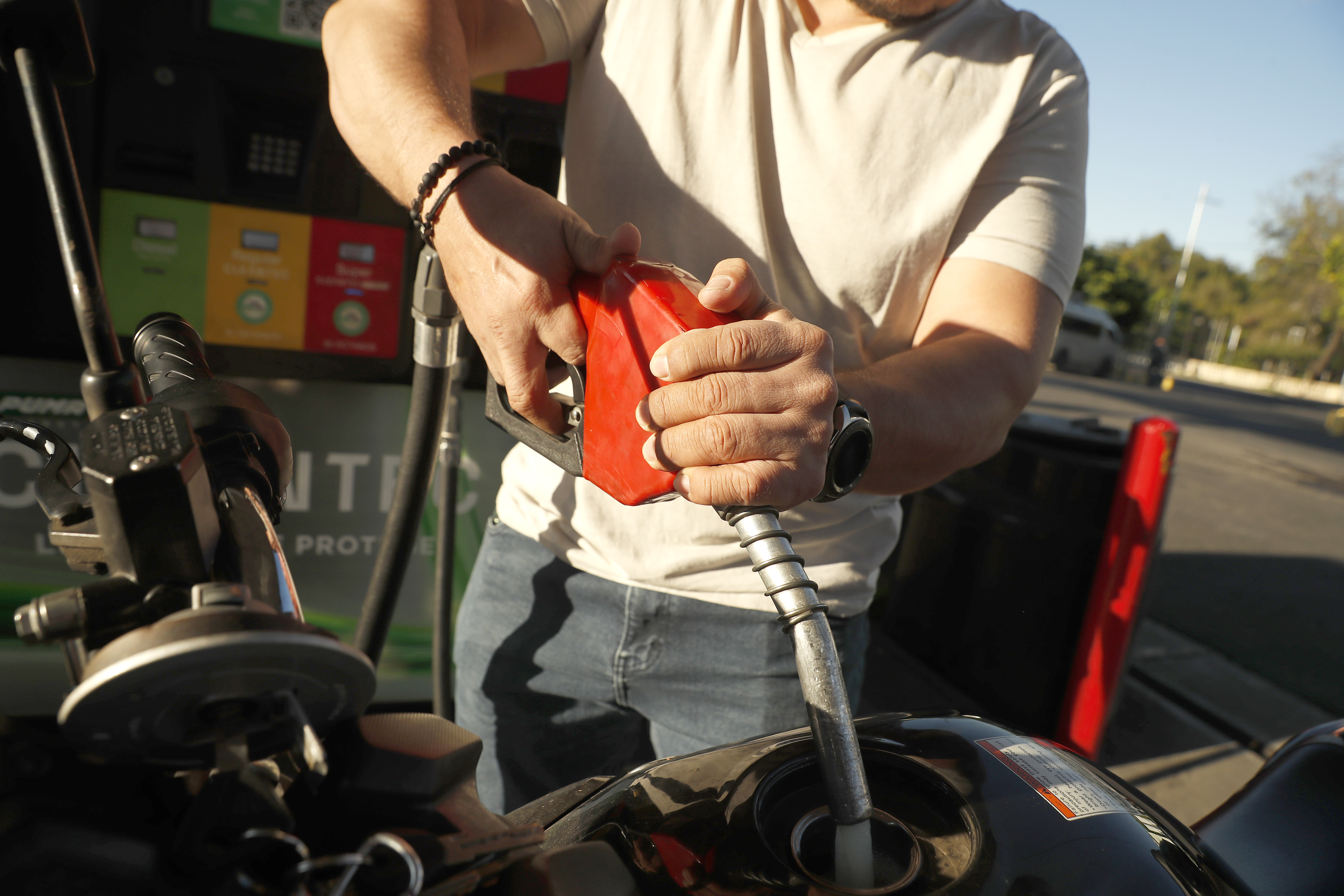 Una persona abastece de combustible una moto en una estación de servicio este viernes, en San Salvador (El Salvador).