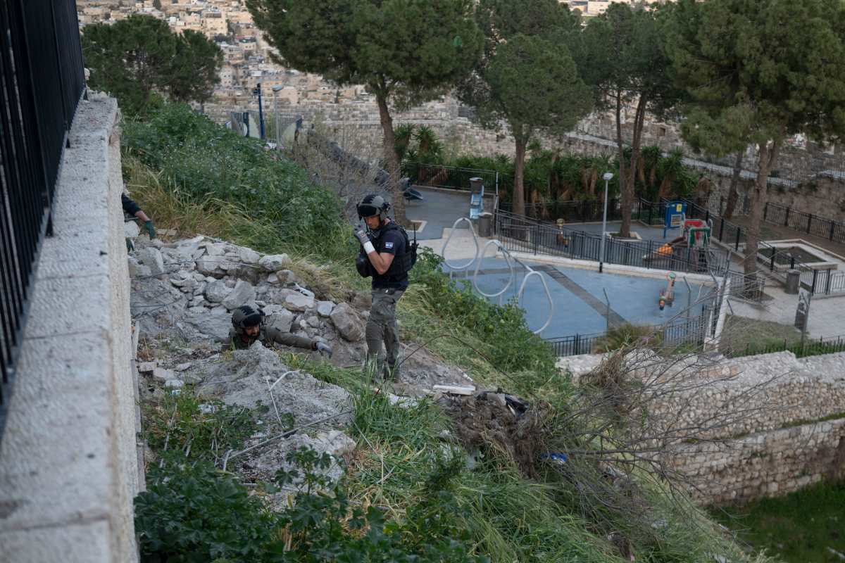 Fragmentos de un misil iraní impactan en la Ciudad Vieja de Jerusalén y causan un herido