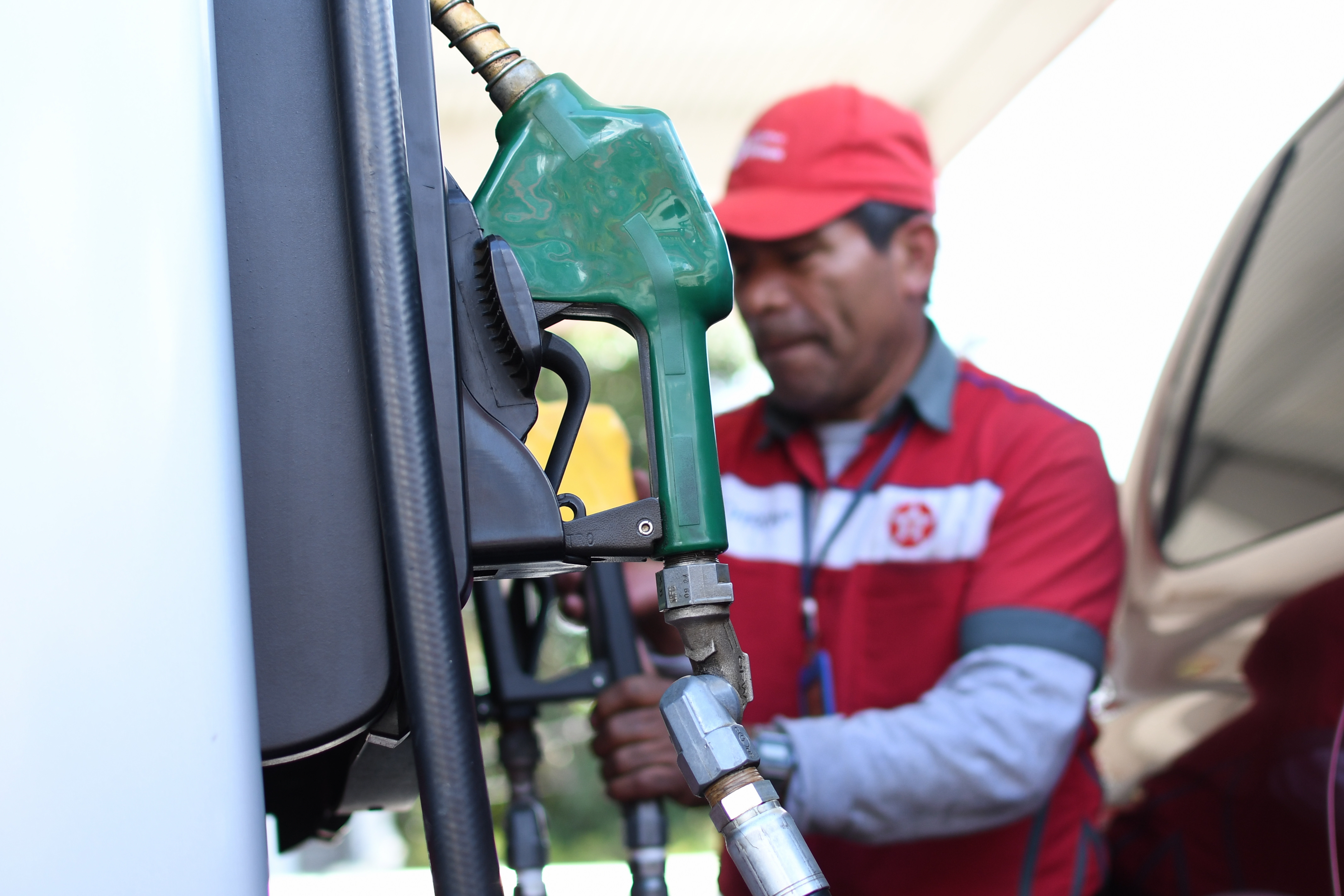 Gasolineras aplican subsidio generalizado; transportistas advierten por alza del petróleo