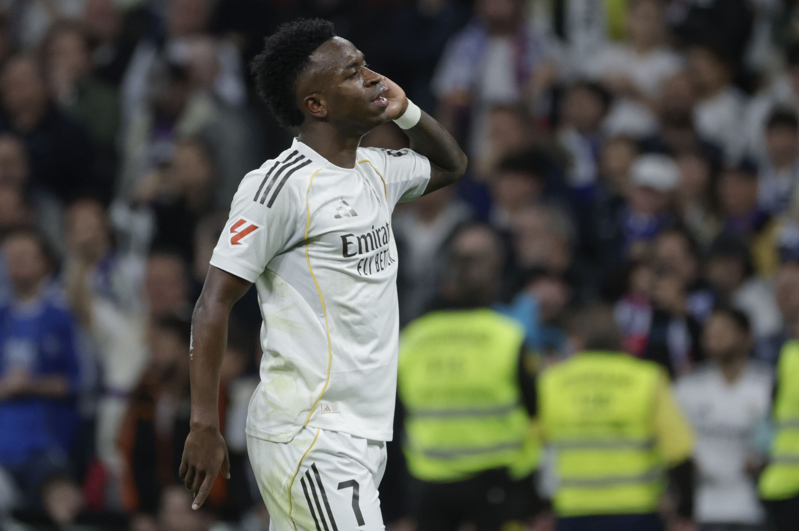 MADRID, 22/03/2026.- El delantero del Real Madrid Vinicius Junior celebra tras marcar el 3-2, durante el partido de la jornada 29 de LaLiga que Real Madrid y Atlético de Madrid disputan este domingo en el estadio Santiago Bernabéu. EFE/Juanjo Martín