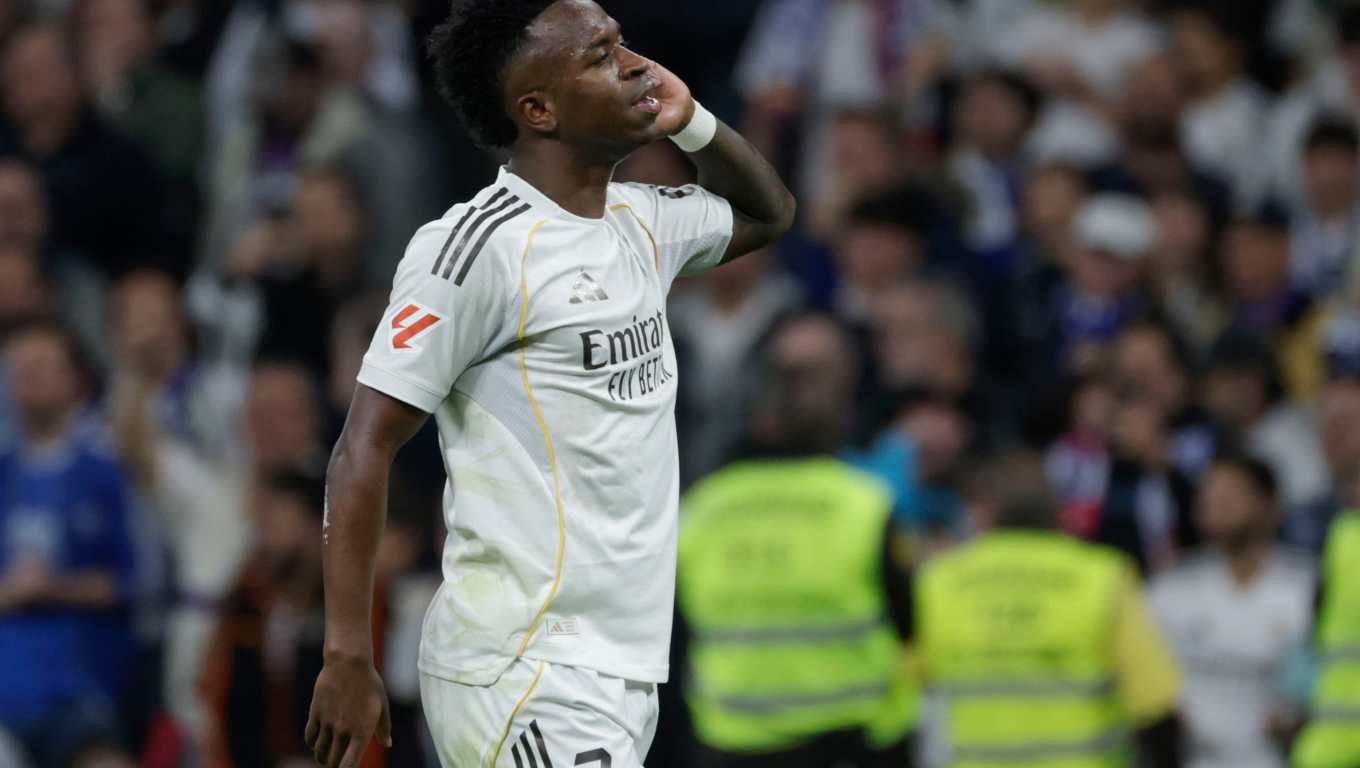 MADRID, 22/03/2026.- El delantero del Real Madrid Vinicius Junior celebra tras marcar el 3-2, durante el partido de la jornada 29 de LaLiga que Real Madrid y Atlético de Madrid disputan este domingo en el estadio Santiago Bernabéu. EFE/Juanjo Martín