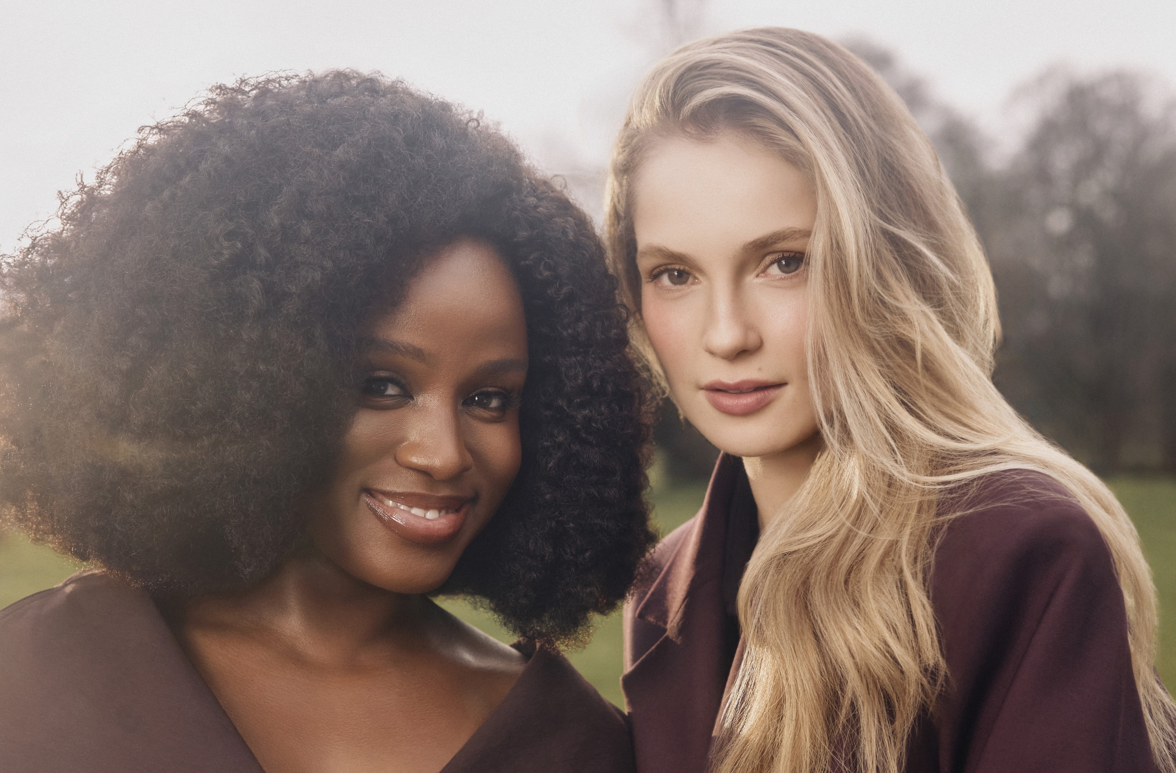 Masali Baduza  y Hannah Dodd serán las protagonistas de la quinta temporada de los Bridgerton. Francesca Stirling, la hija mediana de la familia Bridgerton, y Michaela Stirling, la prima de su difunto marido.  (Foto Prensa Libre: EFE)
