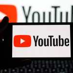 LIVERPOOL (United Kingdom), 25/03/2026.- FILE The Youtube logo displayed on a mobile phone and on a laptop screen in Liverpool, Britain, 23 January 2026 (reissued 25 March 2026). A Los Angeles jury has 25 March 2026 handed down an unprecedented win for a woman who sued Meta and Google over her childhood addiction to social media. (Reino Unido) EFE/EPA/ADAM VAUGHAN