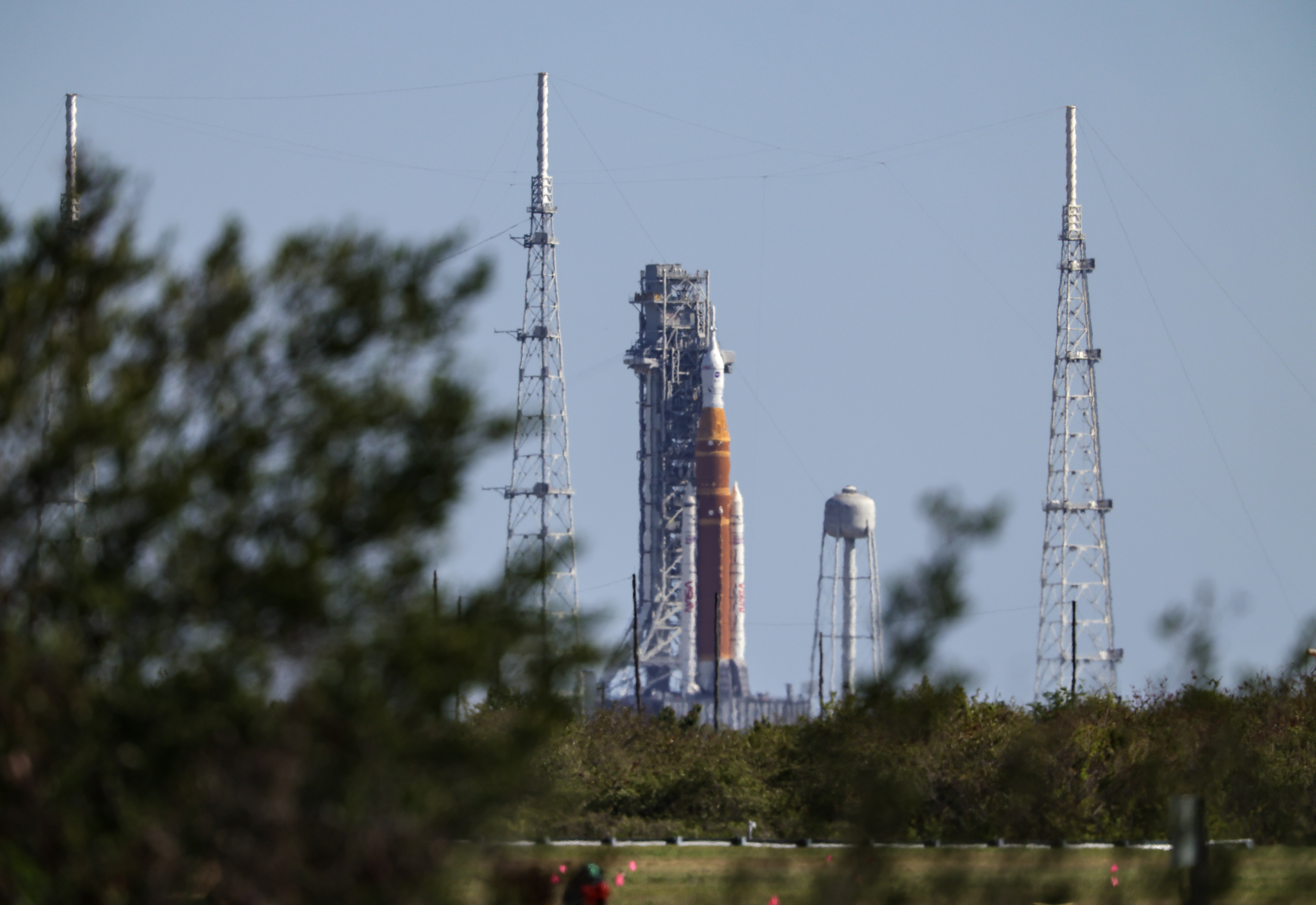 TITUSVILLE (United States), 27/03/2026.- The Space Launch System (SLS) rocket with the Orion capsule for the Artemis II mission stands at Launch Pad 39B at the Kennedy Space Center in Titusville, Florida, USA, 27 March 2026. The Artemis II crew is due to arrive at the Kennedy Space Center ahead of launch preparations. Artemis II is NASAs first crewed Artemis mission and will send four astronauts on a lunar flyby, marking the first human mission beyond low Earth orbit since 1972. EFE/EPA/CRISTOBAL HERRERA-ULASHKEVICH