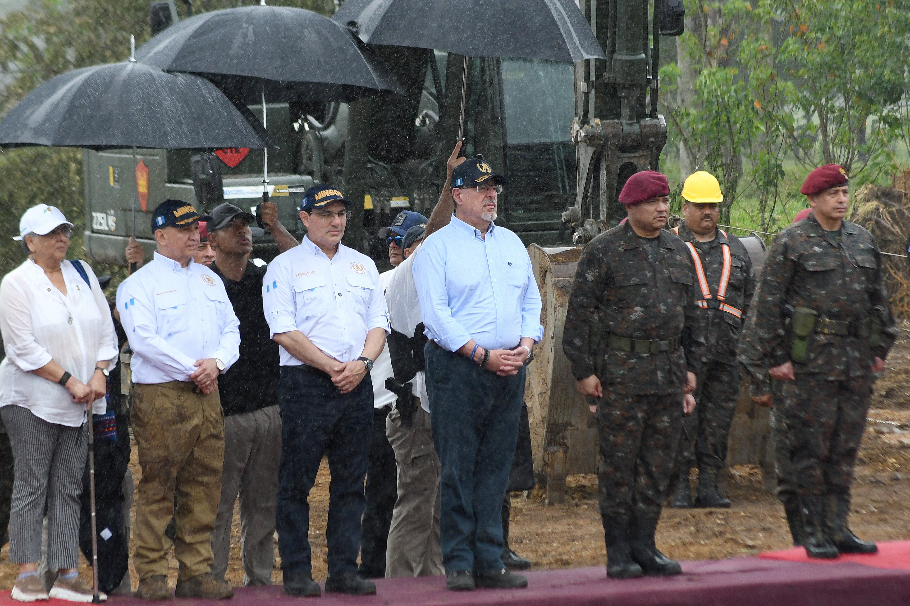 El presidente de Guatemala, Bernardo ArÃ©valo de LeÃ³n, junto al ministro de GobernaciÃ³n, Marco Antonio Villeda, y el ministro de Defensa, Henry Saenz, durante el inicio de la construcciÃ³n de la cÃ¡rcel de mÃ¡xima seguridad El Triunfo, en Morales, Izabal. (Foto Prensa Libre: EFE/ Alex Cruz). 