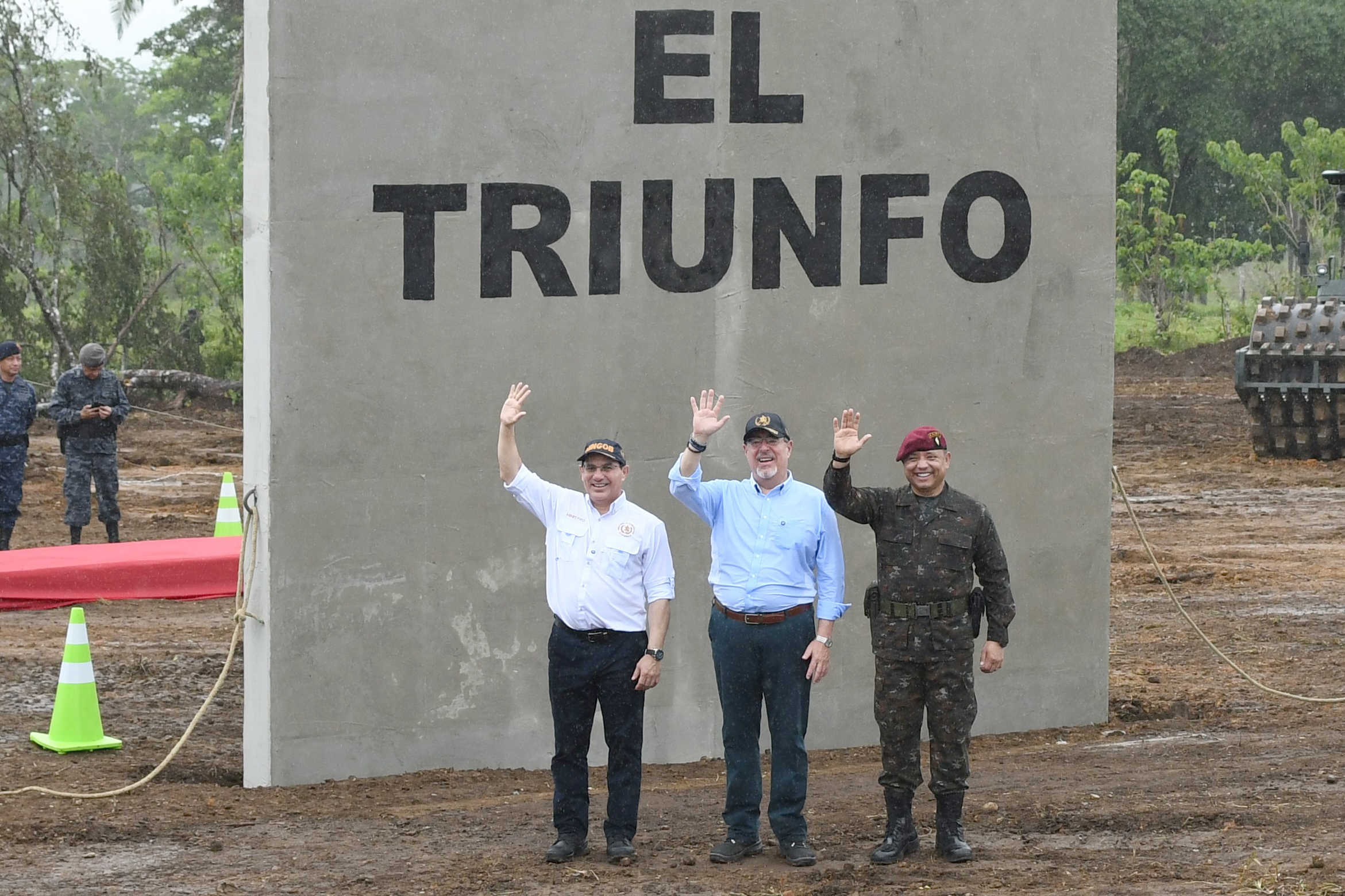 AME8244. MORALES (GUATEMALA), 27/03/2026.- El presidente de Guatemala, Bernardo Arévalo de León (c), saluda junto al ministro de Gobernación (Interior), Marco Antonio Villeda (i), y el ministro de Defensa, Henry Saenz, durante el inicio de la construcción de la cárcel de máxima seguridad El Triunfo este viernes, en el municipio de Morales del departamento de Izabal (Guatemala). El inicio de esta construcción es un triunfo. Un triunfo de la justicia sobre el crimen, un triunfo del bien sobre el mal, un triunfo del Estado de derecho sobre el crimen organizado, un triunfo del pueblo de Guatemala sobre sus verdugos", declaró Arévalo. EFE/ Alex Cruz