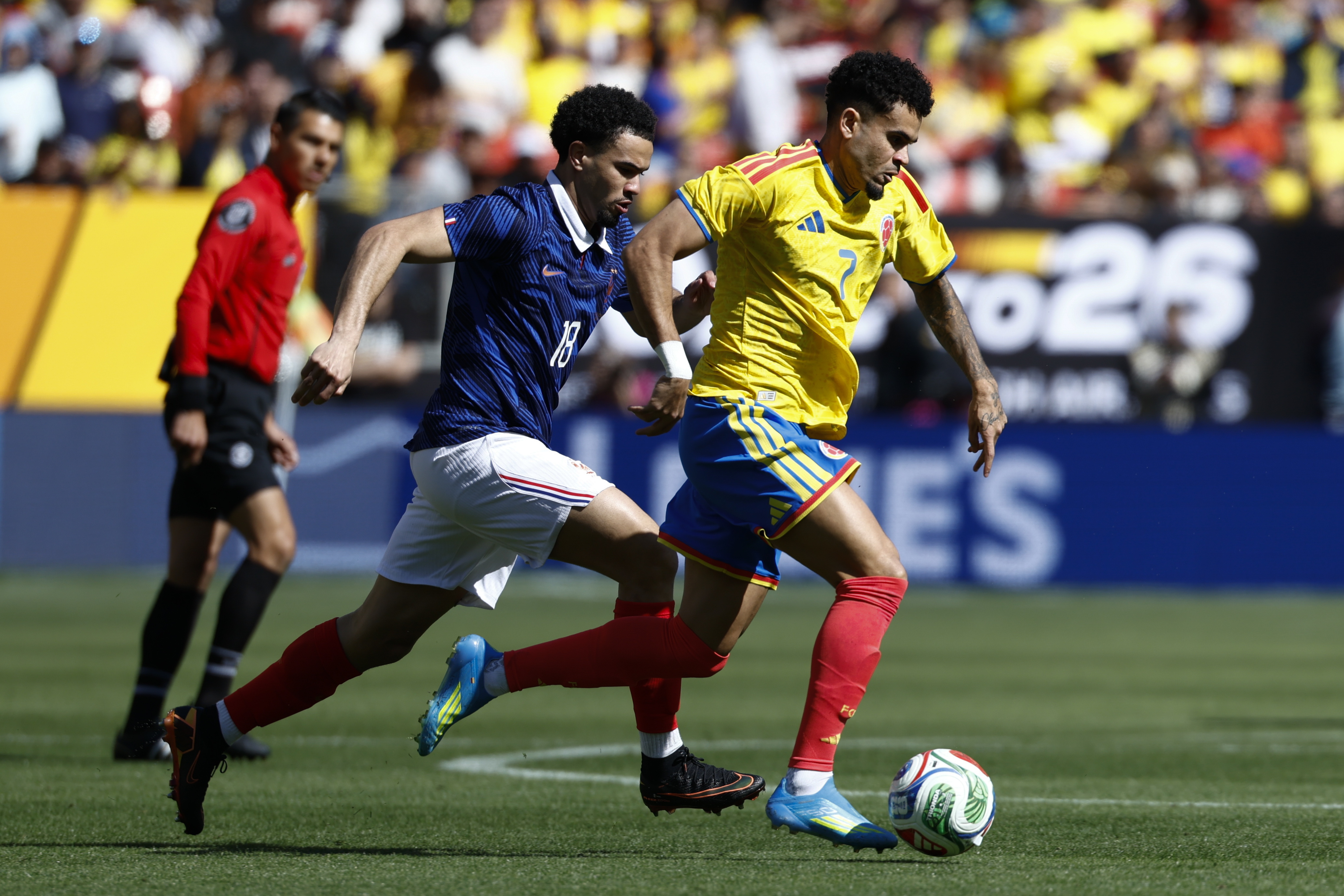 LANDOVER (United States), 29/03/2026.- Frances Warren Zaire-Emery (L) in action against Colombia's Luis Diaz (R) during the friendly soccer match between Colombia and France in Landover, Maryland, USA, 29 March 2026. (Futbol, Amistoso, Francia) EFE/EPA/WILL OLIVER