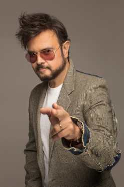 MEX8383. CIUDAD DE MÉXICO (MÉXICO), 29/03/2026.- Fotografía cedida este sábado por Aleks Syntek, donde se observa al cantautor mexicano posando en Ciudad de México (México). De los 35 años de carrera de Aleks Syntek, los últimos cinco han estado envueltos en escándalos y dimes y diretes, pese a ello, el cantante mexicano de pop rock no considera, ni por asomo, retirarse de la música, y lo demuestra con el lanzamiento de su próximo disco, titulado Zen, así como con la preparación de su gira en Estados Unidos. EFE/Aleks Syntek/SOLO USO EDITORIAL/NO VENTAS/SOLO DISPONIBLE PARA ILUSTRAR LA NOTICIA QUE ACOMPAÑA (CRÉDITO OBLIGATORIO)