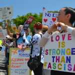 FOTODELDÍA AME8424. MIAMI (ESTADOS UNIDOS), 28/03/2026.- Personas se manifiestan durante la protesta 'No Kings' (No queremos reyes) este sábado, en Miami (Estados Unidos). La tercera jornada de protestas del movimiento 'No Kings' (No queremos reyes) comenzó en Estados Unidos, donde se celebrarán más de 3.300 concentraciones, según los organizadores, lo que supone la mayor movilización hasta ahora contra el presidente, Donald Trump, la guerra en Irán y el Servicio de Inmigración y Aduanas (ICE). EFE/ Antoni Belchi