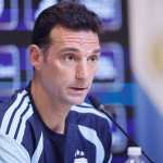 AME8934. BUENOS AIRES (ARGENTINA), 30/03/2026.- El entrenador de la selección argentina de fútbol, Lionel Scaloni, habla en una rueda de prensa este lunes en Ezeiza, provincia de Buenos Aires (Argentina). "Va a jugar (Leo) Messi de titular. Con respecto a los cambios, quería darle descanso a Julián Álvarez y a Nico González, que venía de una lesión. Esa fue la idea y mantener nuestro esquema básico con dos delanteros de referencia", expresó Scaloni. EFE/ Juan Ignacio Roncoroni