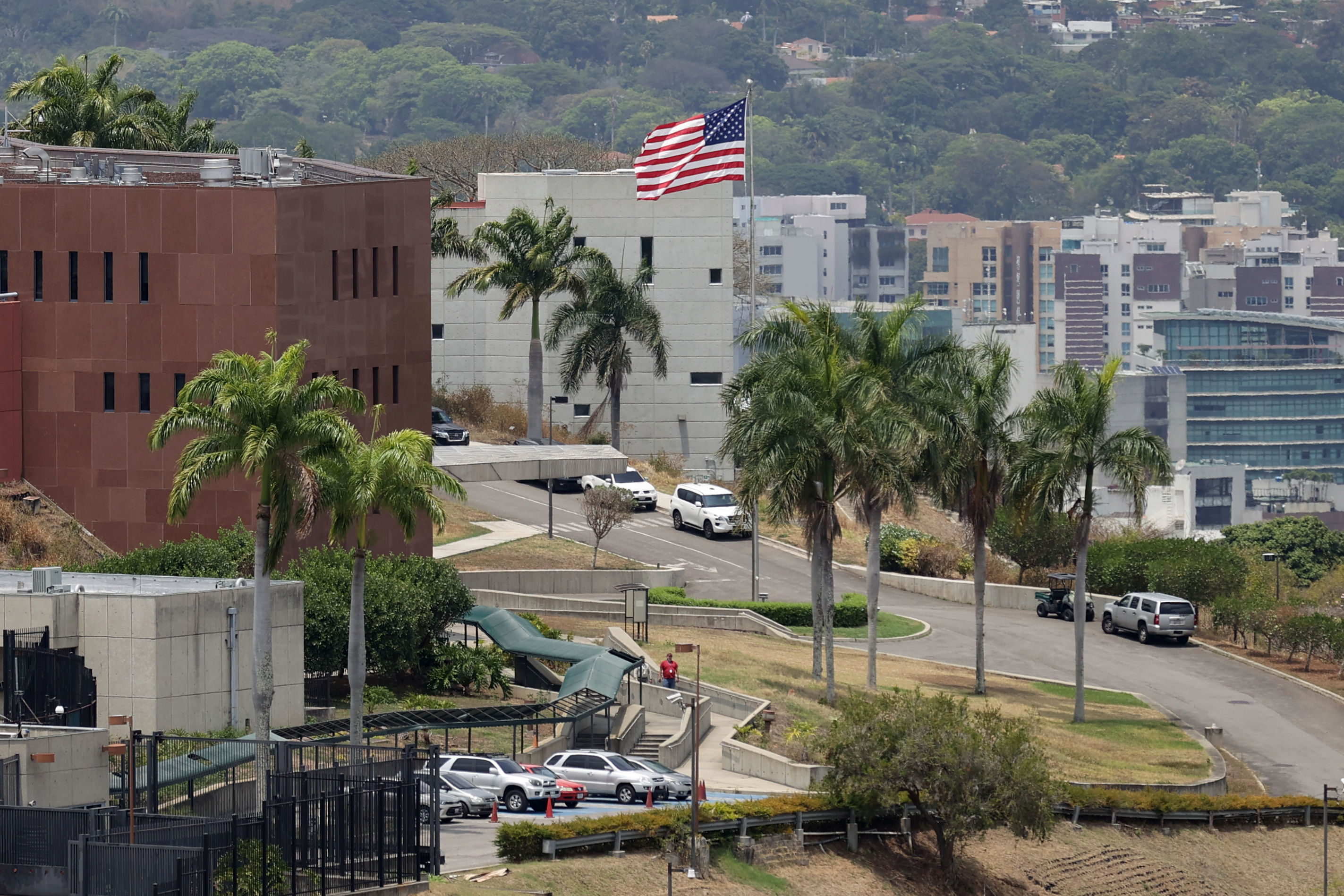 AME8988. CARACAS (VENEZUELA), 30/03/2026.- Fotografía que muestra la sede de la Embajada de Estados Unidos este lunes en Caracas (Venezuela). El Departamento de Estado anunció que Estados Unidos reanudó oficialmente las operaciones de su Embajada en Caracas, después de que el Gobierno de Trump y el de la presidenta encargada de Venezuela, Delcy Rodríguez, restablecieran las relaciones diplomáticas entre ambos países, rotas desde 2019. EFE/ Ronald Peña R