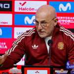 BARCELONA, 30/03/2026.- El técnico de la selección española de fútbol, Luis de la Fuente, durante la rueda de prensa que ha ofrecido este lunes previo al encuentro amistoso que el combinado español disputa mañana frente a Egipto en el estadio RCDE Stadium, en Barcelona. EFE / Alberto Estevez.