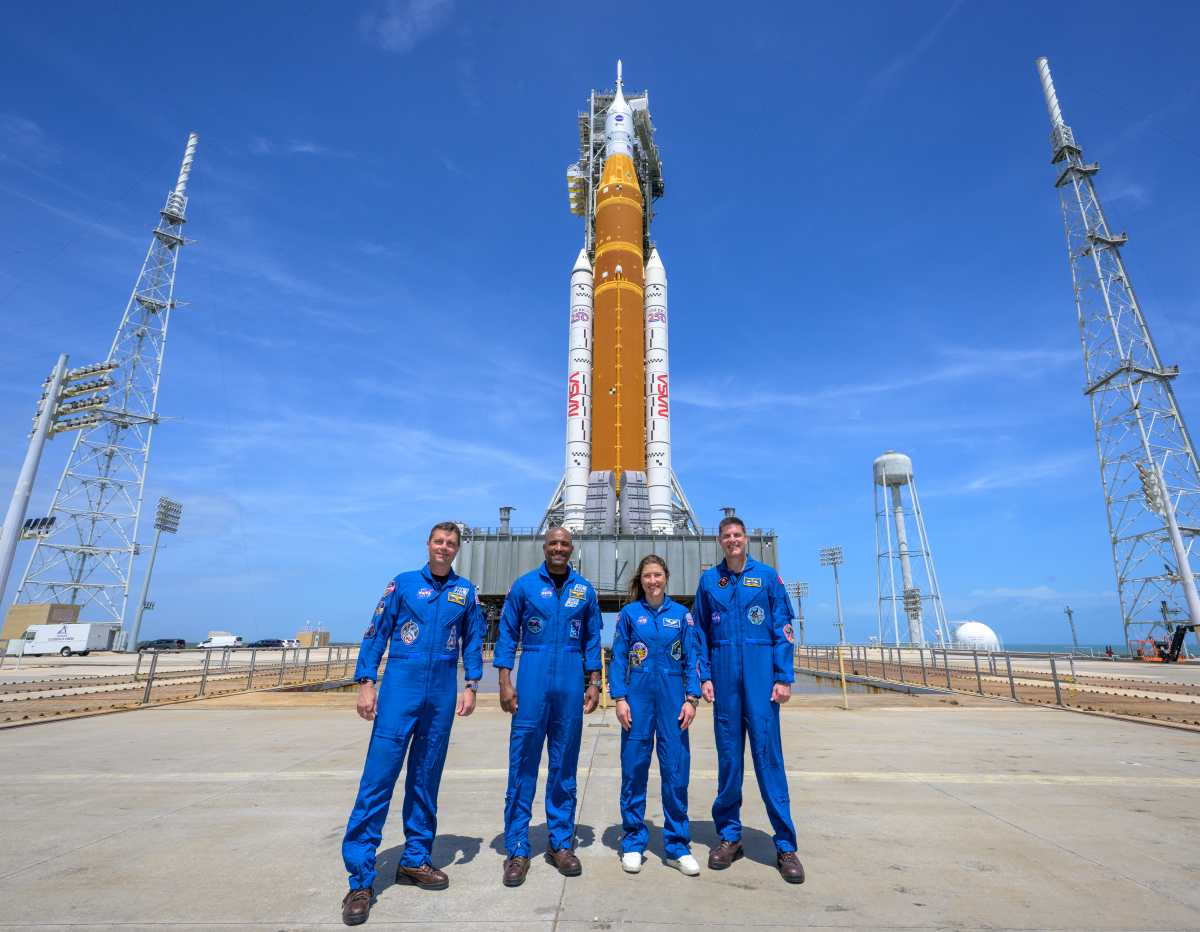 Fotografía cedida por la NASA donde aparece la tripulación de la misión Artemis II, el comandante Reid Wiseman (i); el piloto Victor Glover (2-i); la especialista de misión, Christina Koch (2-d) y el astronauta de la Agencia Espacial Canadiense (CSA), el especialista de misión Jeremy Hansen (d), posando este lunes, en el Centro Espacial Kennedy en Cabo Cañaveral (Estados Unidos). (Foto Prensa Libre: EFE)