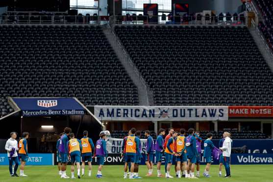 ATLANTA (United States), 30/03/2026.- Head coach Roberto Martinez of Portugal (R) leads training with the team at Mercedes-Benz Stadium in Atlanta, Georgia, USA, 30 March 2026. Portugal will play the USMNT in an international friendly soccer match in Atlanta, Georgia, 31 March 2026. (Futbol, Amistoso) EFE/EPA/ERIK S. LESSER