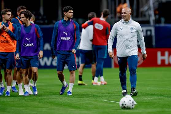 ATLANTA (United States), 30/03/2026.- Head coach Roberto Martinez of Portugal (R) leads training with the team at Mercedes-Benz Stadium in Atlanta, Georgia, USA, 30 March 2026. Portugal will play the USMNT in an international friendly soccer match in Atlanta, Georgia, 31 March 2026. (Futbol, Amistoso) EFE/EPA/ERIK S. LESSER