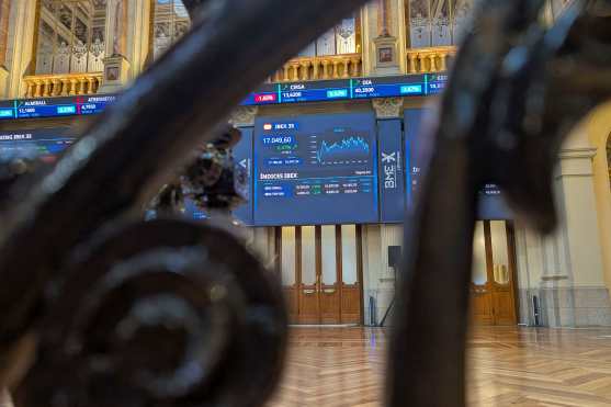 MADRID, 31/03/2026.- La Bolsa española ha subido este martes un 0,47 % y ha recuperado la cota de los 17.000 puntos en la última jornada de marzo, pese a que el precio del petróleo roza los 120 dólares y las declaraciones de Donald Trump mantienen la incertidumbre sobre el futuro del conflicto en Irán. El selectivo español, el IBEX 35, ha subido un 0,47 %, hasta los 17.049,6 puntos. El índice ha perdido en este mes el 7,14 %, mientras que la caída en lo que va de año llega al 1,49 %. EFE/ Vega Alonso