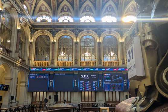 MADRID, 31/03/2026.- La Bolsa española ha subido este martes un 0,47 % y ha recuperado la cota de los 17.000 puntos en la última jornada de marzo, pese a que el precio del petróleo roza los 120 dólares y las declaraciones de Donald Trump mantienen la incertidumbre sobre el futuro del conflicto en Irán. El selectivo español, el IBEX 35, ha subido un 0,47 %, hasta los 17.049,6 puntos. El índice ha perdido en este mes el 7,14 %, mientras que la caída en lo que va de año llega al 1,49 %. EFE/ Vega Alonso