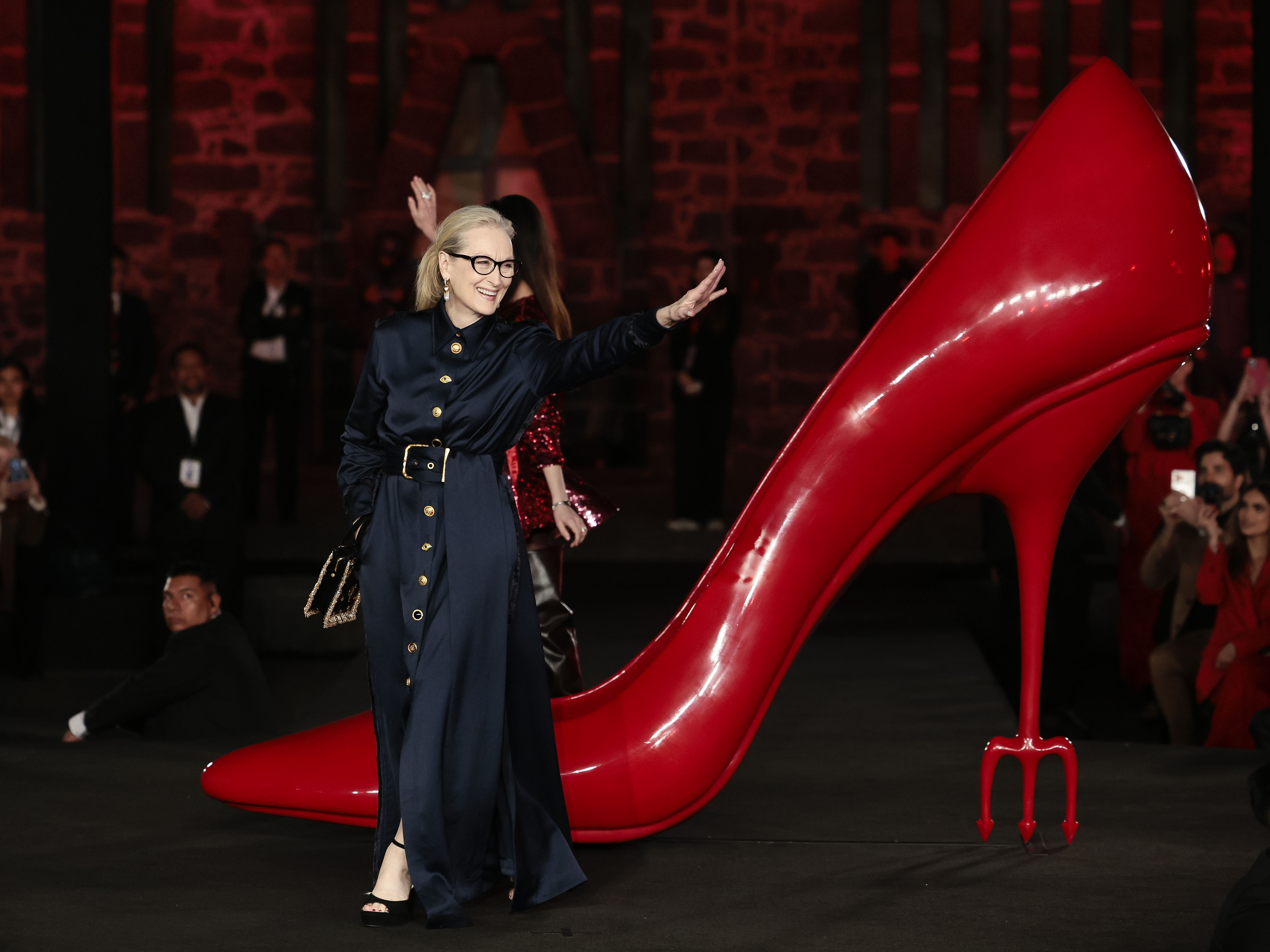  La actriz estadounidense Meryl Streep participa en una pasarela este lunes, en el Museo Anahuacalli, en Ciudad de México (México). Streep junto a la también actriz estadounidense Anne Hathaway deslumbraron en una pasarela en Ciudad de México, la primera de seis metrópolis que visitarán en diferentes partes del mundo, para presentar el estreno de la segunda parte de 'The Devil Wears Prada' ('El diablo viste de Prada). EFE/José Méndez