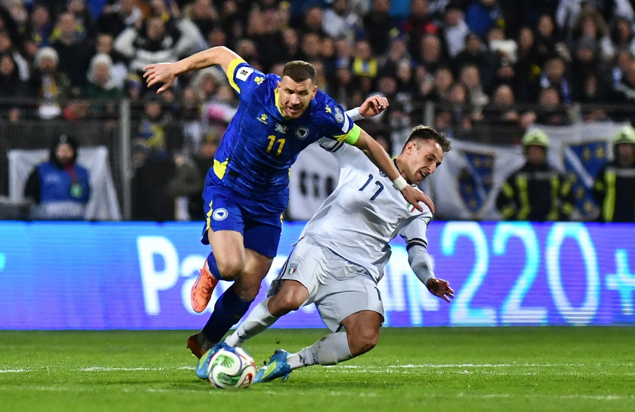 Zenica (Bosnia and Herzegovina), 31/03/2026.- Edin Dzeko (L) of Bosnia and Herzegovina in action against Davide Frattesi of Italy during the FIFA World Cup 2026 European playoff match between Bosnia and Herzegovina and Italy in Zenica, Bosnia and Herzegovina, 31 March 2026. (Mundial de Fútbol, Bosnia-Herzegovina, Italia) EFE/EPA/NIDAL SALJIC