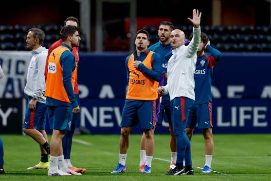 ATLANTA (United States), 30/03/2026.- Head coach Roberto Martinez of Portugal (R) leads training with the team at Mercedes-Benz Stadium in Atlanta, Georgia, USA, 30 March 2026. Portugal will play the USMNT in an international friendly soccer match in Atlanta, Georgia, 31 March 2026. (Futbol, Amistoso) EFE/EPA/ERIK S. LESSER